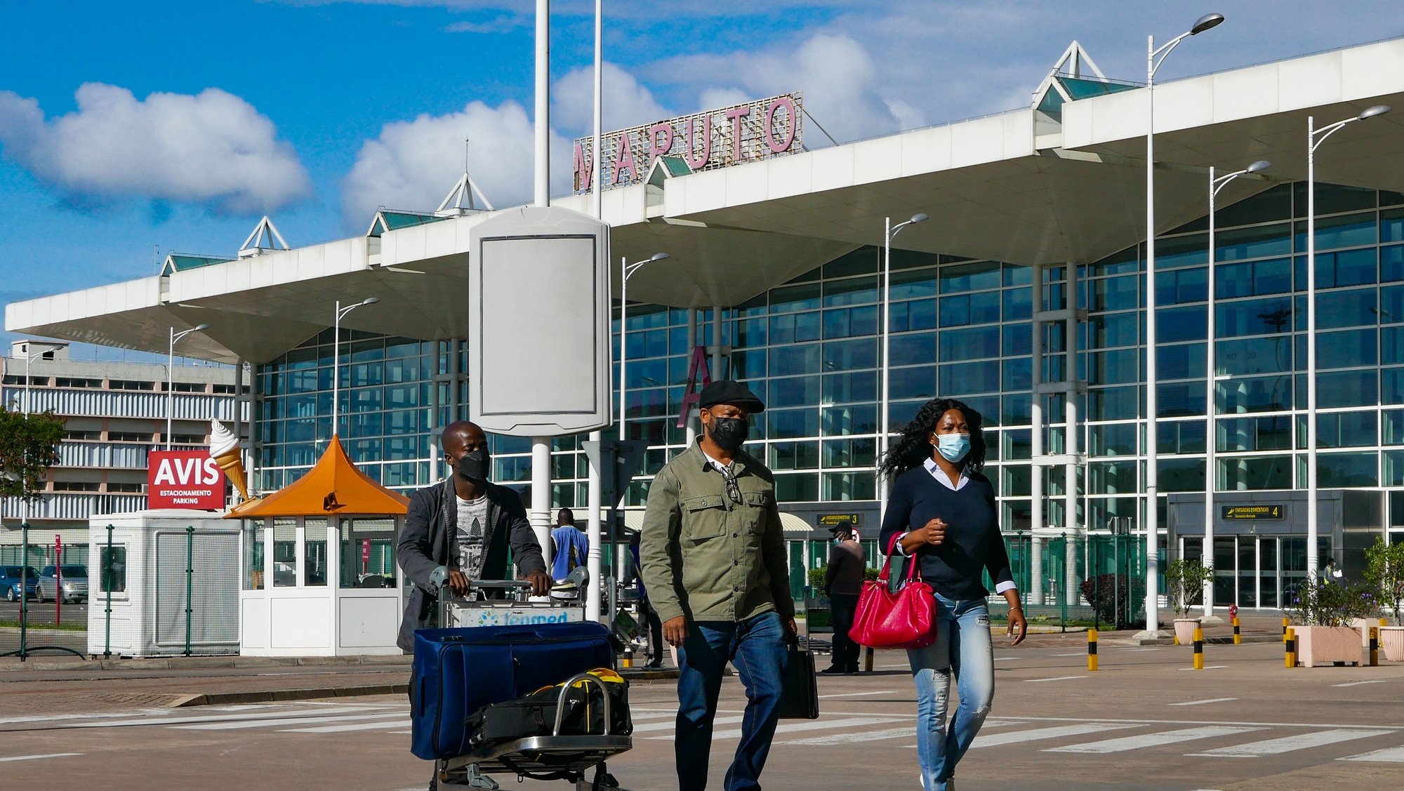 Aeroporto Internacional de Maputo Mavalane, Moçambique, 27 novembro 2021. O Governo português determinou a suspensão dos voos de e para Moçambique devido à  detecção da nova variante Ómicron, mais contagiosa do que as restantes estirpes do vírus já identificadas.  LUIS FONSECA/LUSA