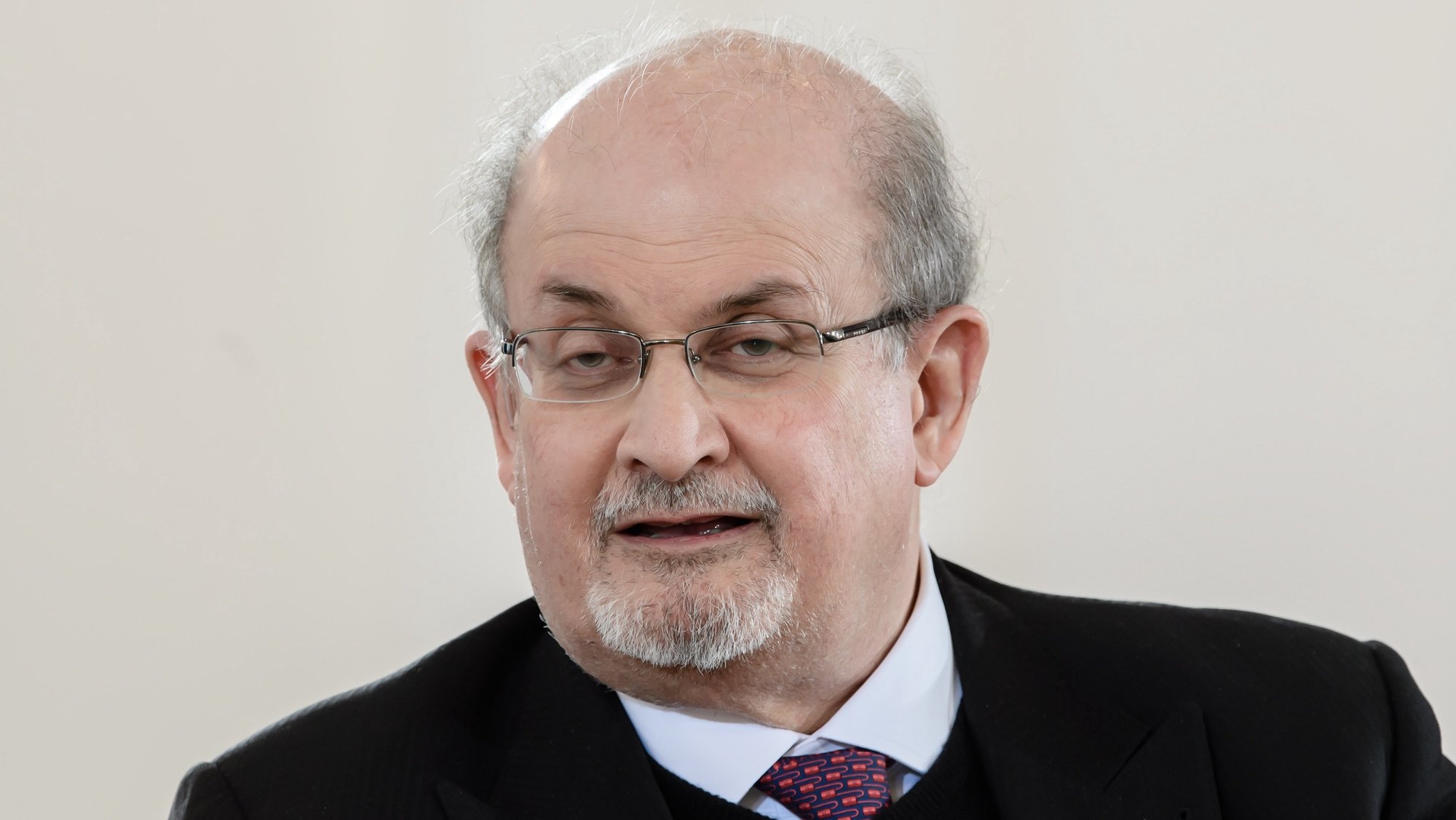 epa10117471 (FILE) - Indian-British writer Salman Rushdie speaks during a panel discussion within the second &#039;Forum Bellevue&#039; at the Bellevue Palace in Berlin, Germany, 30 November 2017 (reissued 12 August 2022). Rushdie and an interviewer were attacked while on stage at an event in Chautauqua, New York State, USA, on 12 August 2022. The suspect was taken into custody, New York State police said. Rushdie, who was apparently stabbed in the neck, was transported to a hospital. His condition is not yet known.  EPA/CLEMENS BILAN *** Local Caption *** 53928196