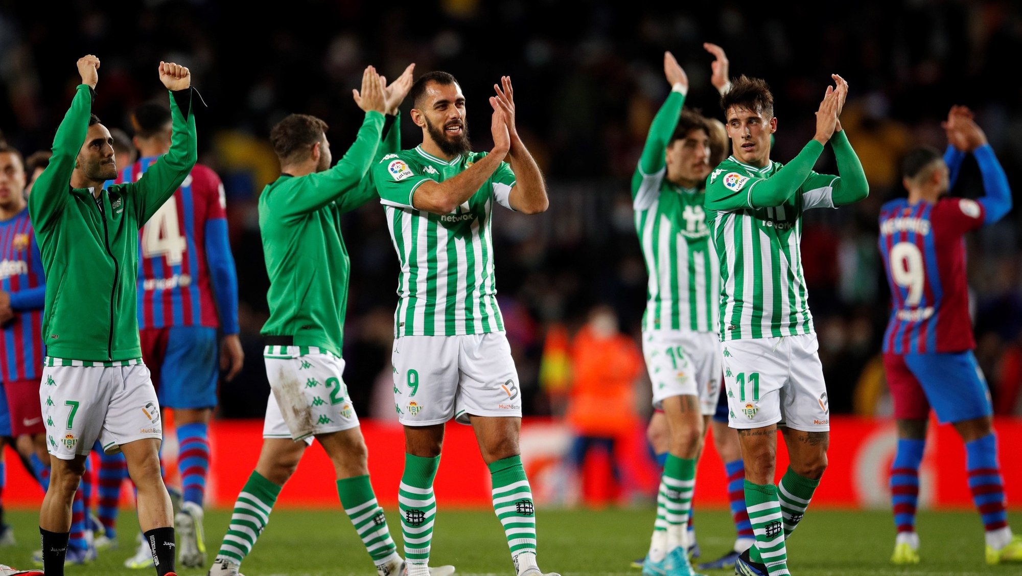 epa09621608 Betis&#039; players celebrate their victory after the Spanish LaLiga soccer match between FC Barcelona and Real Betis Balompie at Camp Nou stadium in Barcelona, Catalonia, Spain, 04 December 2021.  EPA/Alejandro Garcia
