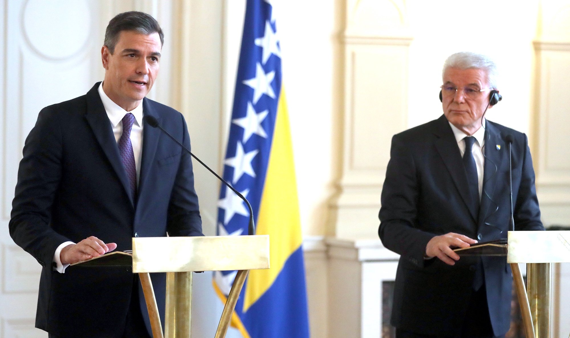 epa10098525 Chairman of the tripartite Presidency of Bosnia and Herzegovina Sefik Dzaferovic (R) and Spanish Prime Minister Pedro Sanchez (L) attend a joint press conference after a meeting in Sarajevo, Bosnia and Herzegovina, 30 July 2022. Sanchez is on an official state visit to Bosnia.  EPA/FEHIM DEMIR