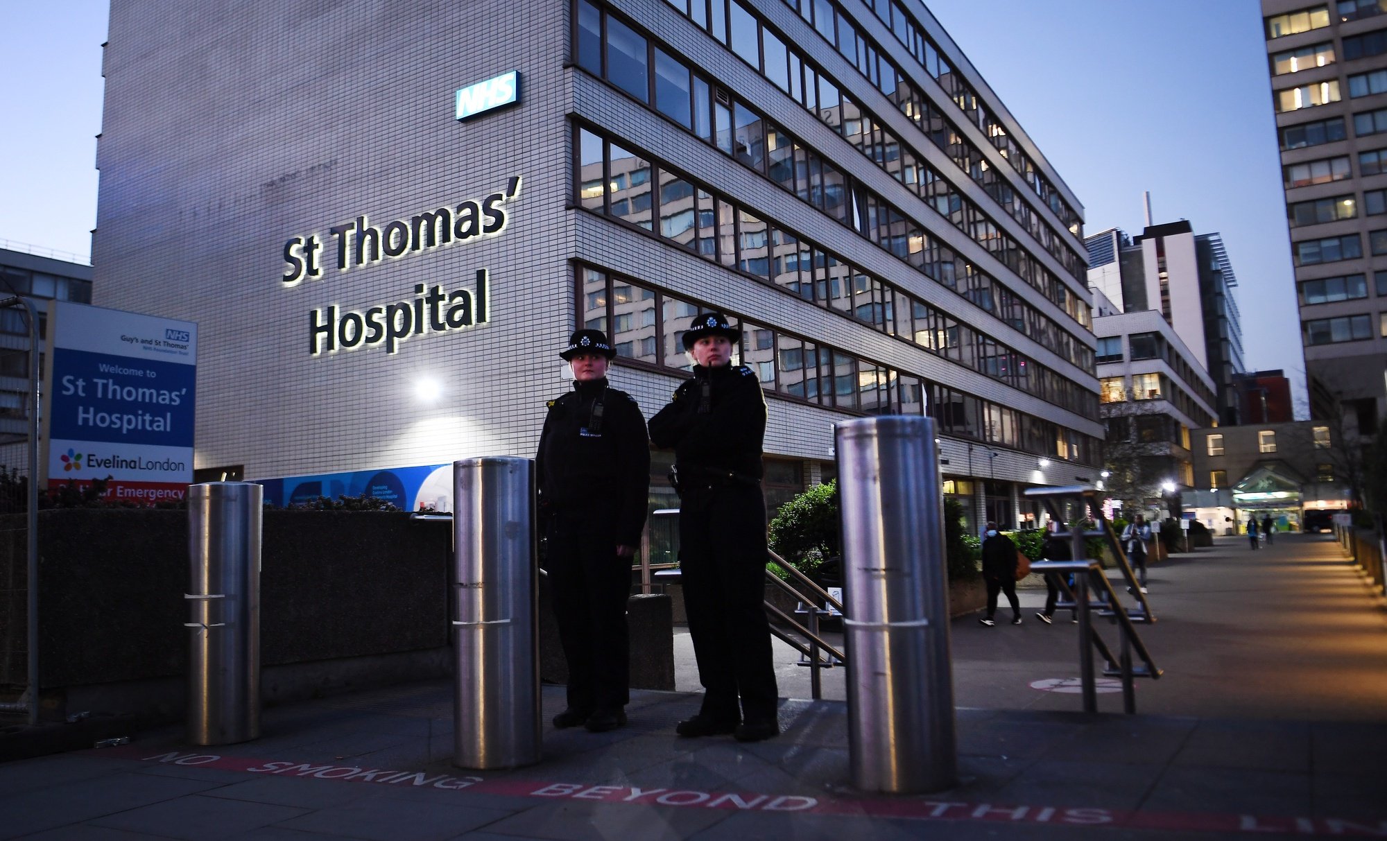 epa08347281 Police stand guard outside St.Thomas&#039;s Hospital in London, Britain, 07 April, 2020. British Prime Minister Boris Johnson is being treated for Coronavirus at St. Thomas&#039; Hospital, and was moved to the Intensive Care Unit after his condition worsened. Countries around the world are taking increased measures to stem the widespread of the SARS-CoV-2 coronavirus which causes the Covid-19 disease.  EPA/ANDY RAIN