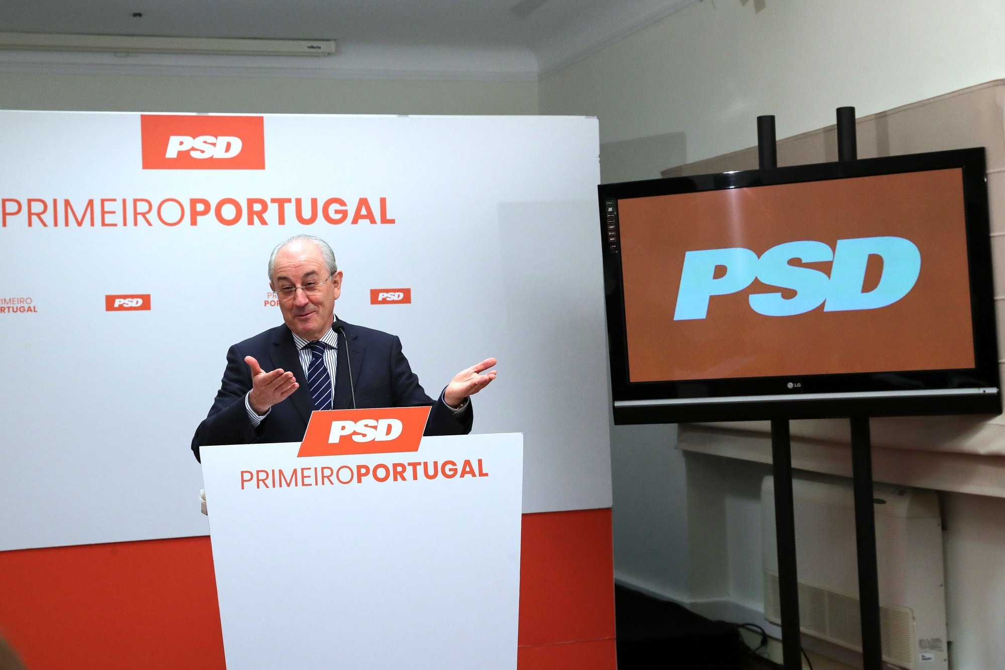 O presidente do PSD Rui Rio durante a sua comunicação sobre os contributos do partido para a área da economia no âmbito da atual situação de pandemia provocada pelo Covid-19, 06 abril 2020, Porto. ESTELA SILVA/LUSA