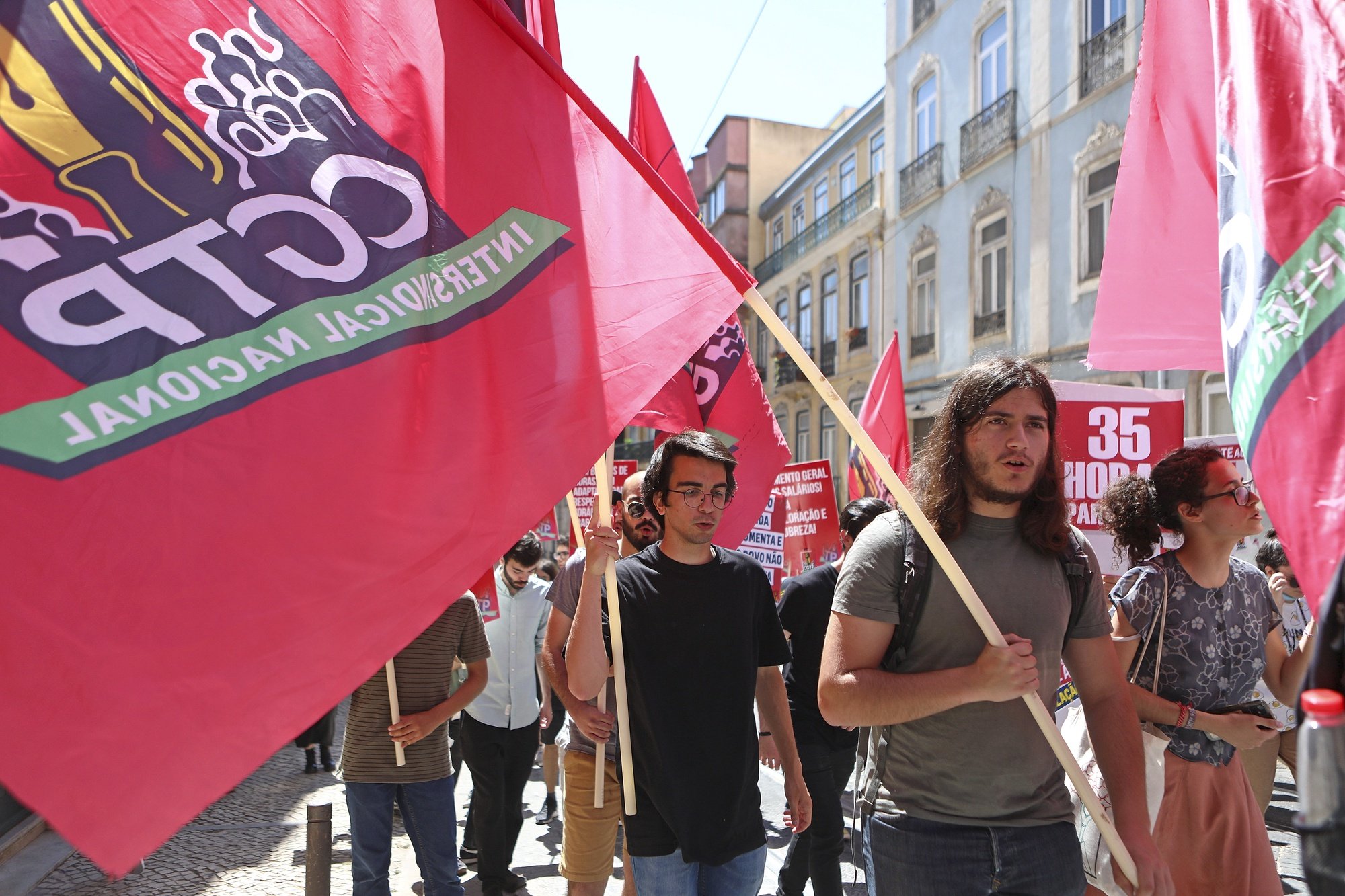 Manifestantes protestam em direção à Assembleia da República, no âmbito da ação de luta nacional da CGTP-IN, sob o lema “Pelo aumento dos salários e pensões - Contra o aumento do custo de vida e ataque aos direitos”, no dia da aprovação do Orçamento do Estado para 2022 (OE2022), em Lisboa, 27 de maio de 2022. ANTÓNIO PEDRO SANTOS/LUSA