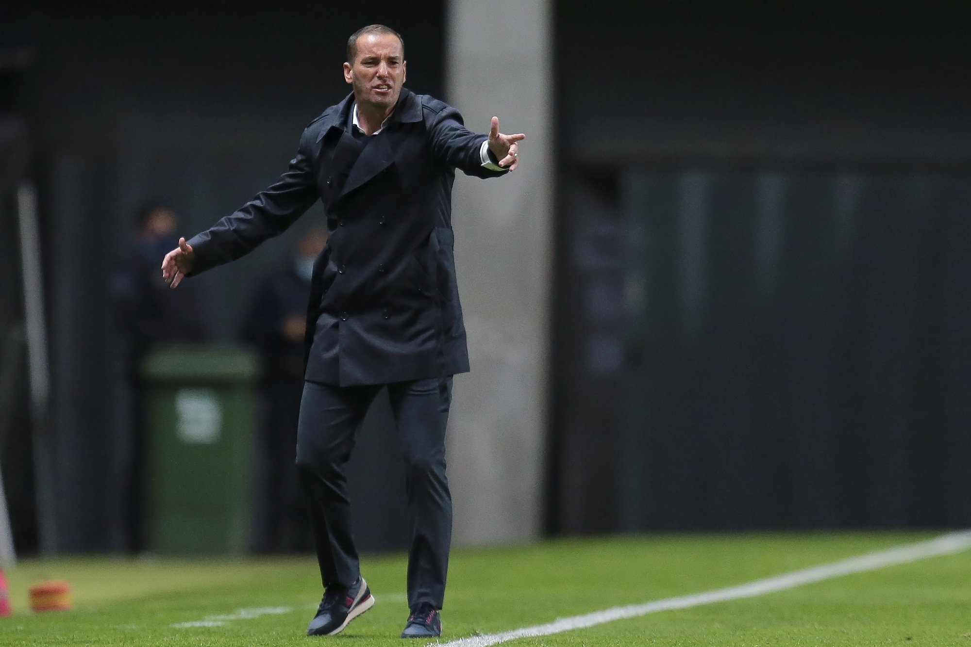 O treinador do Belenenses SAD, Petit, reage durante o jogo da Primeira Liga de Futebol contra o Boavista, disputado no Estádio do Bessa, no Porto, 29 de novembro de 2020. MANUEL FERNANDO ARAÚJO/LUSA