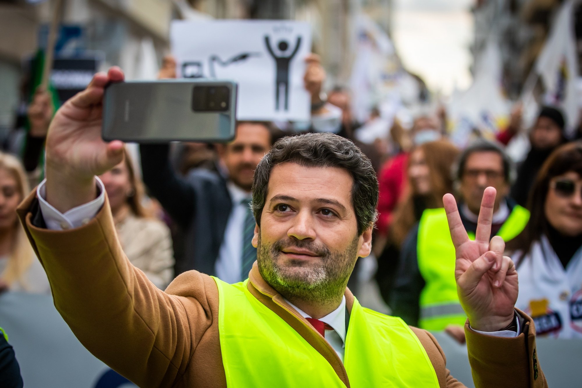 O líder do Chega, André Ventura, tira uma selfie durante uma concentração contra o aumento do preço dos combustíveis, em frente à residência oficial do primeiro ministro, em Lisboa, 14 de março de 2022. JOSÉ SENA GOULÃO/LUSA