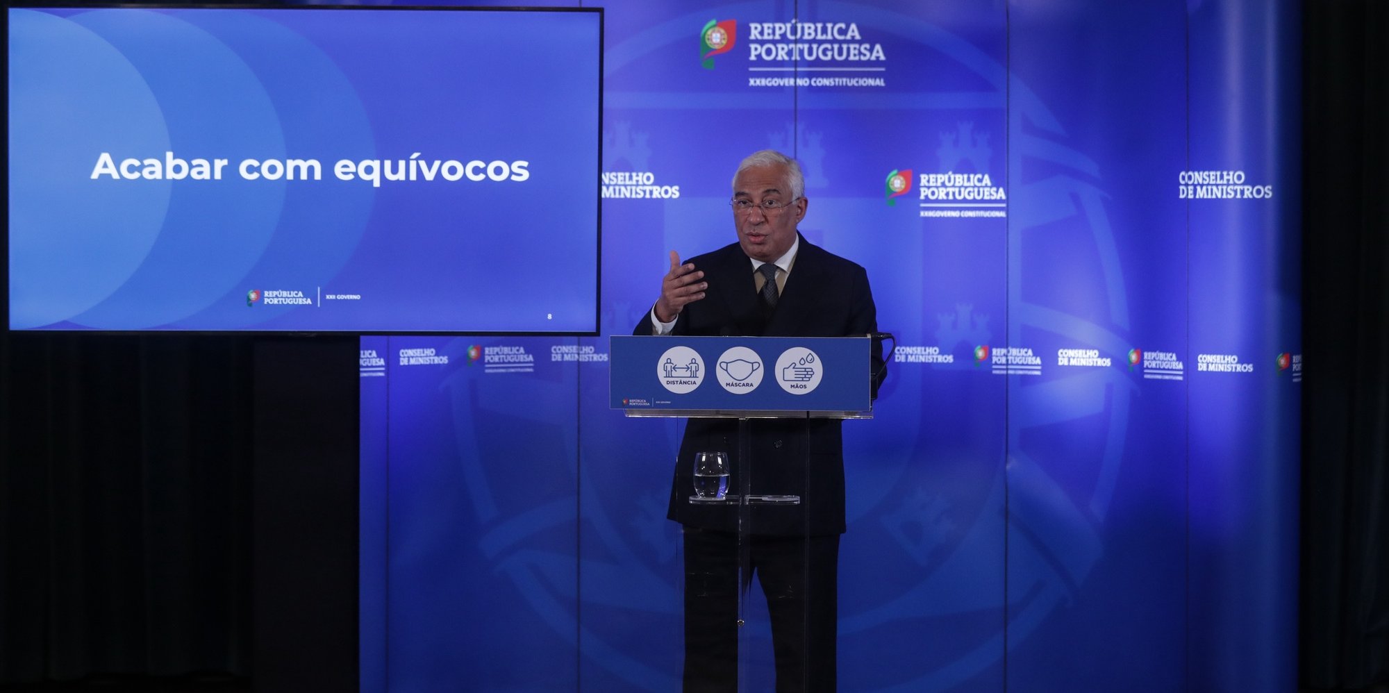 O primeiro-ministro, António Costa, apresenta em conferência de imprensa as conclusões da reunião de Conselho de Ministros,  realizada no Palácio da Ajuda em Lisboa, 12 de novembro de 2020. TIAGO PETINGA/LUSA