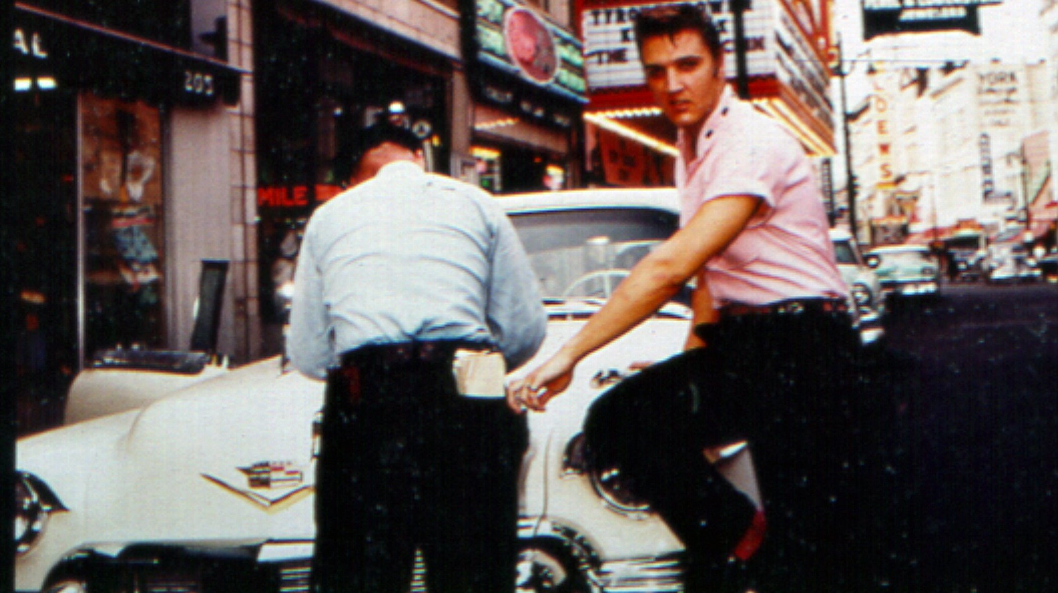 Elvis Presley com o seu Cadillac