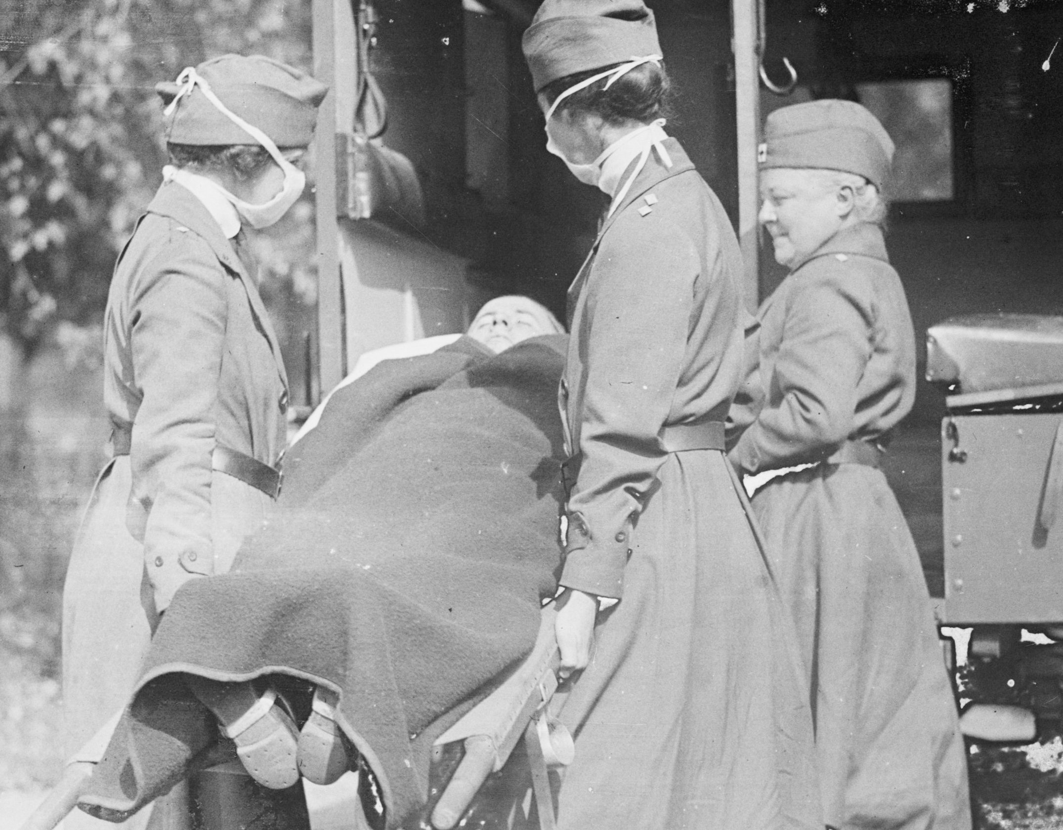Durante a Gripe Espanhola, em 1918, foram adotadas medidas sanitárias semelhantes às de hoje, como o uso de máscara e a realização de atividades ao ar livre