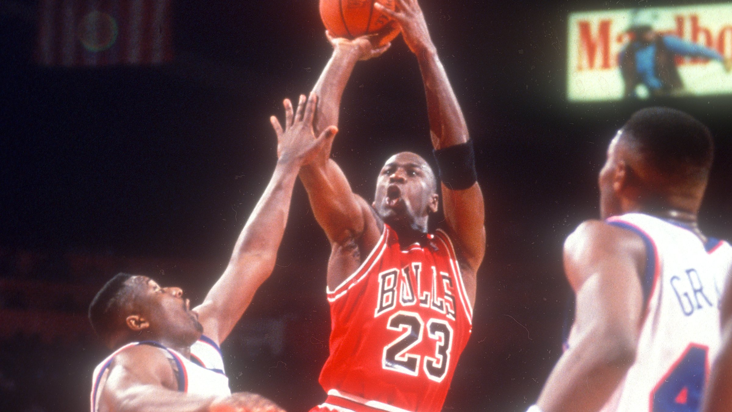 O basquetebolista Michael Jordan durante um jogo entre os Chigago Bulls e os Washington Bullets