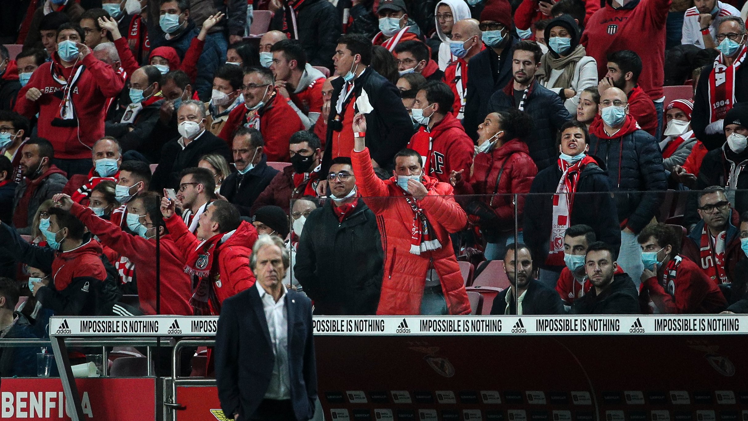 Adeptos do Benfica mostram lenços brancos a Jorge Jesus durante o jogo entre o Sport Lisboa e Benfica e o Sporting Clube de Portugal no estádio da Luz, a contar para a 13ª jornada da Primeira Liga 2021/22. Lisboa, 03 de Dezembro de 2021. FILIPE AMORIM/OBSERVADOR