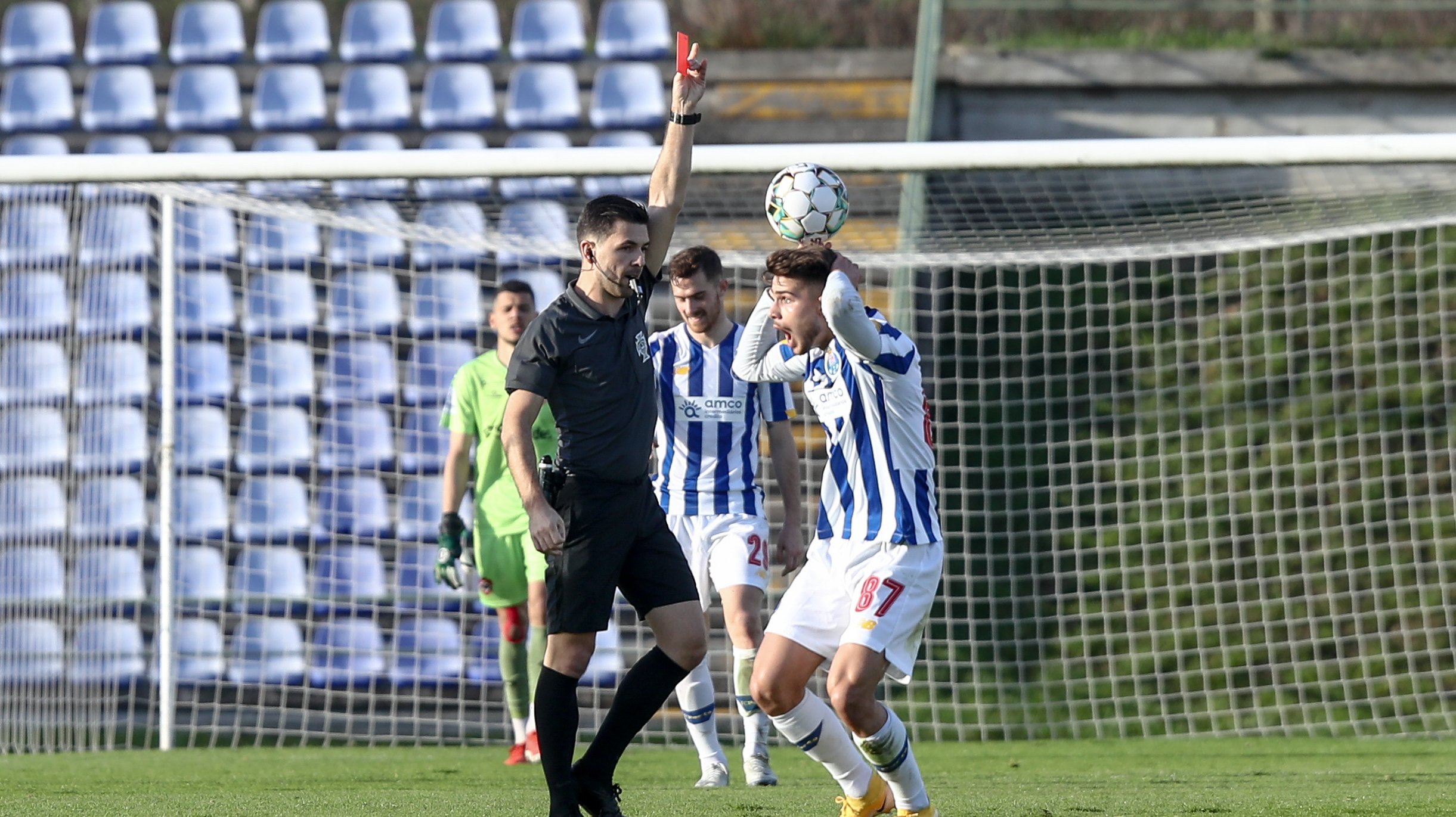 Bernardo Folha, que fez toda a formação no FC Porto, estreou-se pela equipa B frente à Oliveirense mas foi expulso apenas nove minutos depois