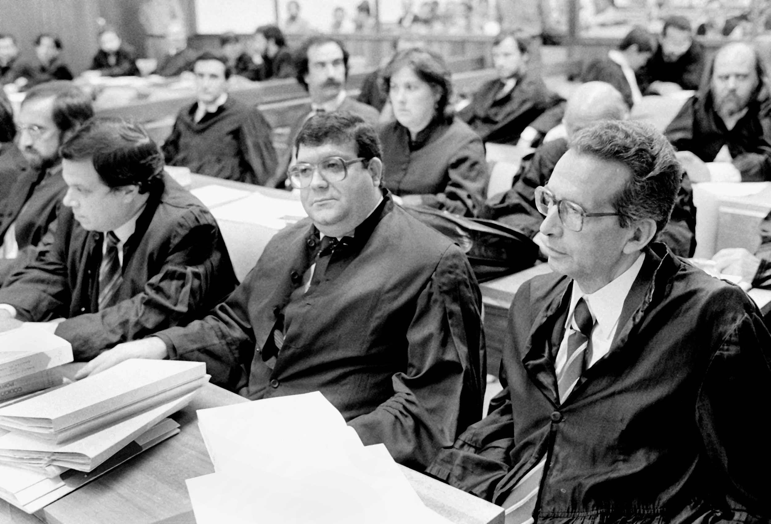 Os advogados Romeu Francês, ao centro, e Salgado Zenha à direita, durante o julgamento das FP-25, em Lisboa, a 7 de outubro de 1985. ACACIO FRANCO/LUSA