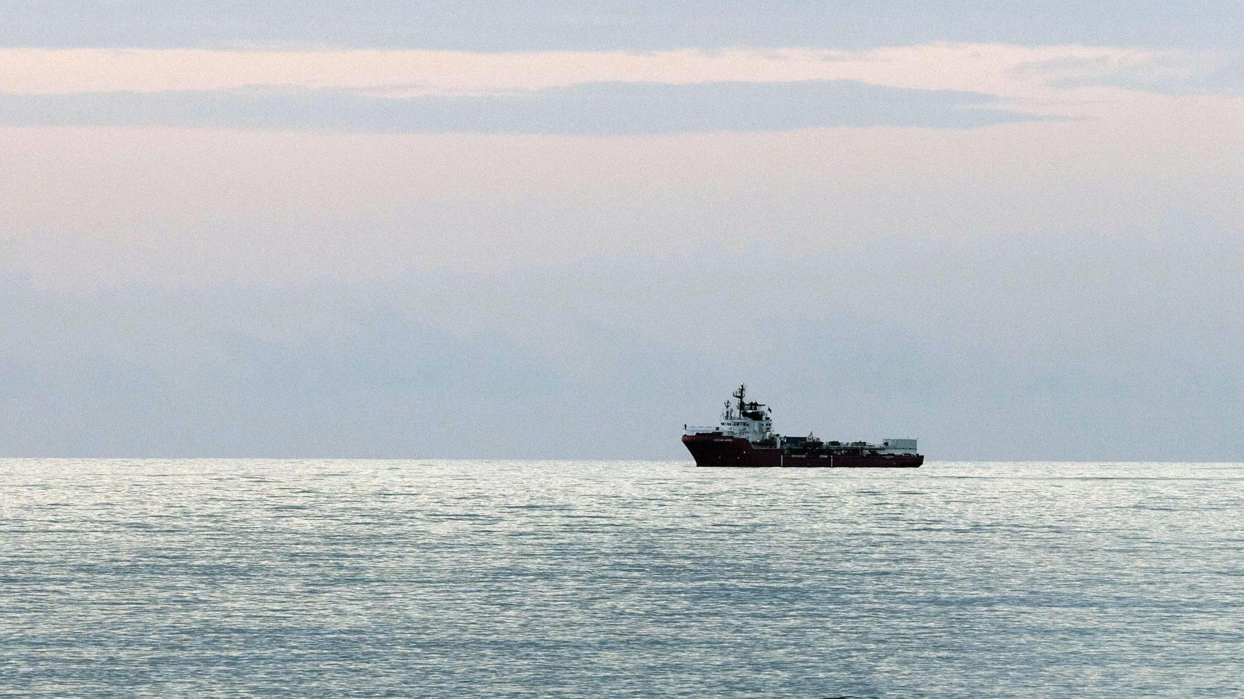 O navio de socorro foi alertado para o naufrágio pela Alarm Phone, que recebe chamadas de emergência feitas por embarcações de migrantes em perigo