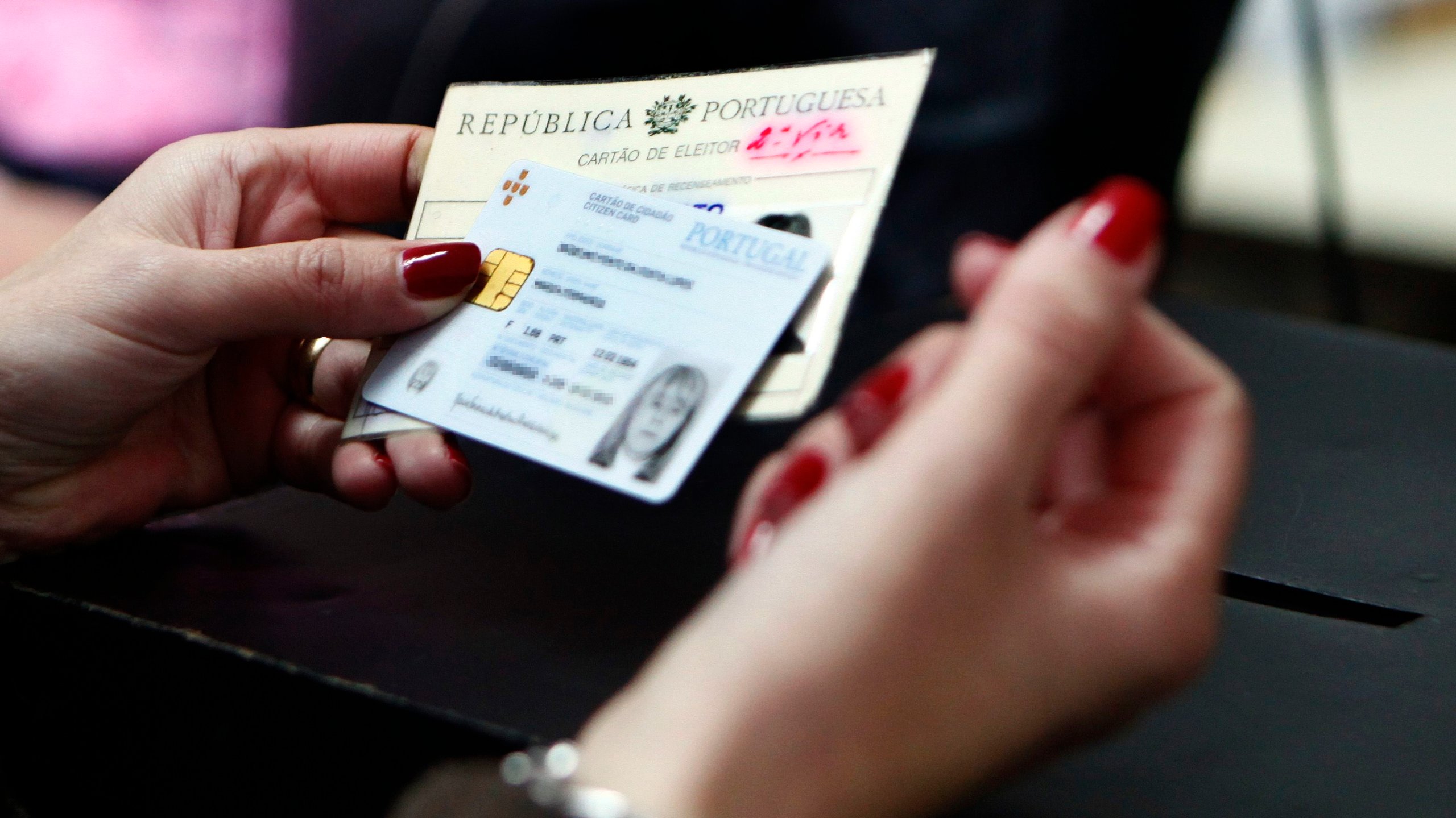 Um eleitor com o cartão de cidadão e cartão de eleitor aguarda boletim de voto para votar nas Eleições Presidenciais 2011, em Lisboa, 23 de janeiro de 2011. JOAO RELVAS/LUSA