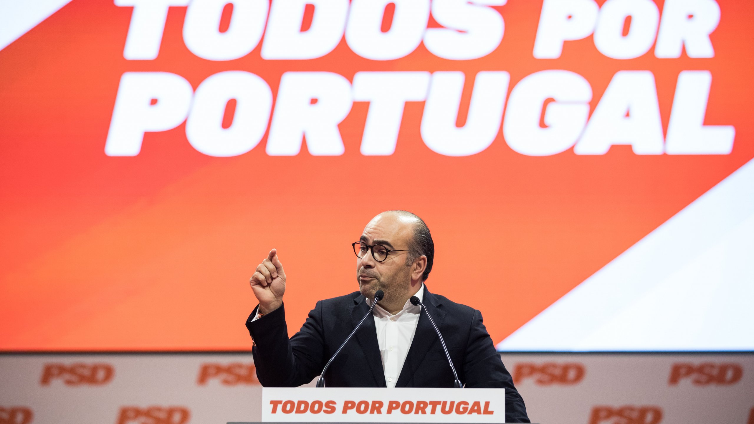 Em janeiro, quando foi candidato à liderança do PSD, Miguel Pinto Luz admitiu disponibilidade para formar alianças com qualquer partido representado no parlamento, quando questionado sobre a possibilidade de coligações futuras com o Chega