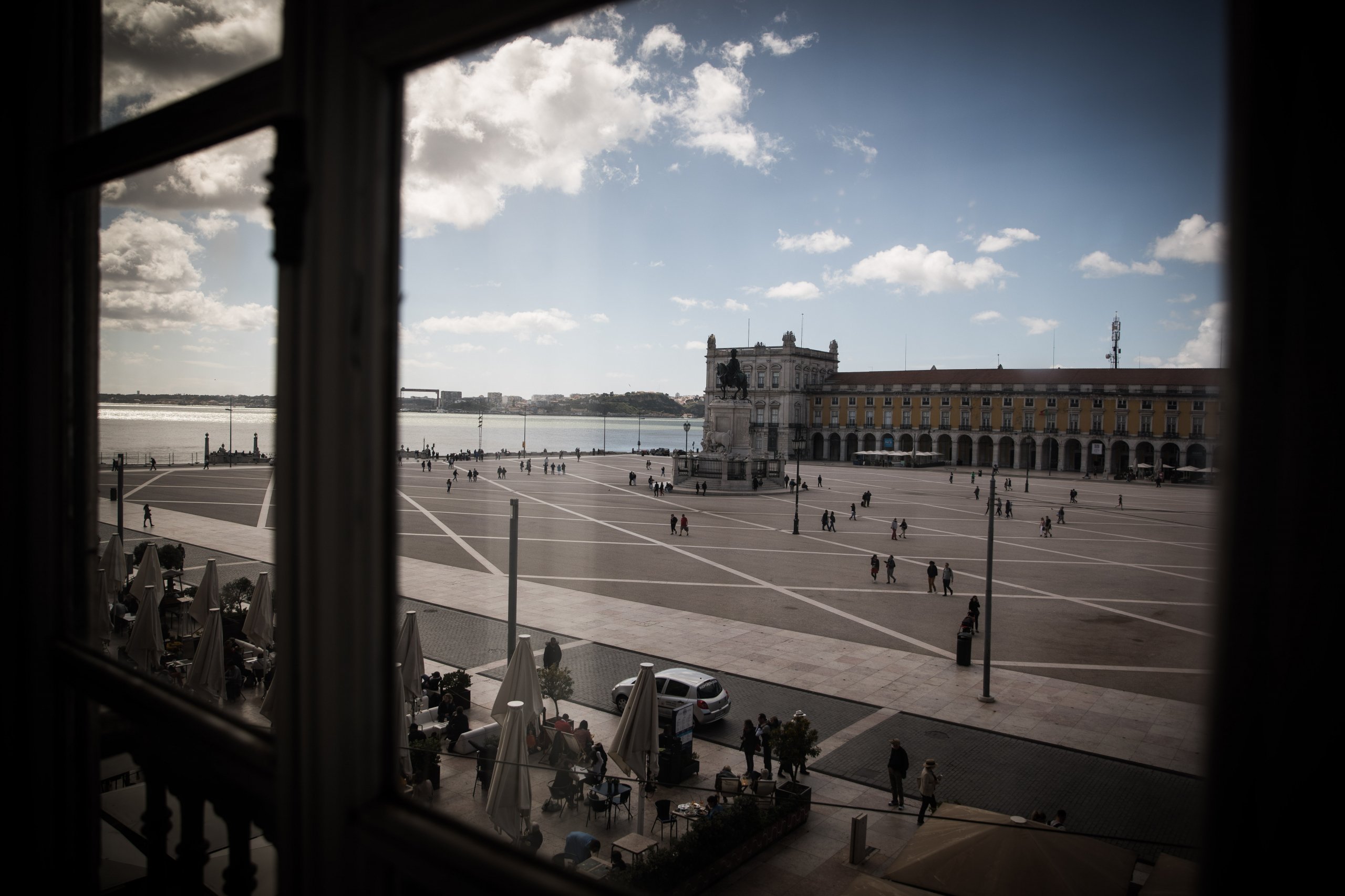 Imagem da Praça do Comércio, em Lisboa, captada a 16 de março de 2020, quando o país confinou pela primeira vez