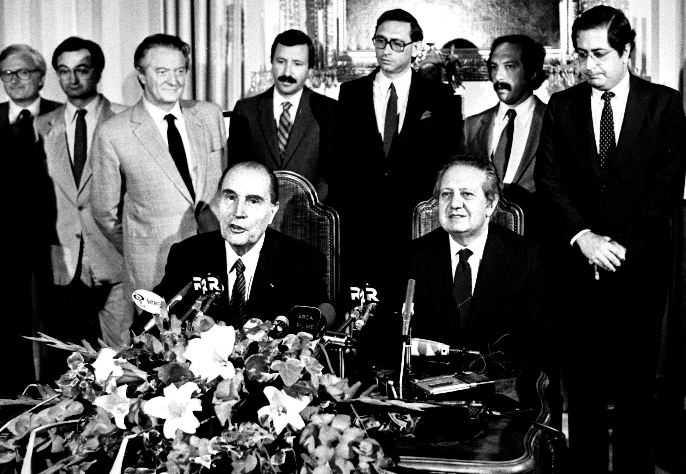 O Primeiro Ministro, Mário Soares (D), e o Presidente francês, François Mitterrand, dão conferência de imprensa no Palácio de São Bento. Lisboa, 27 de junho de 1984. ALFREDO CUNHA / LUSA
