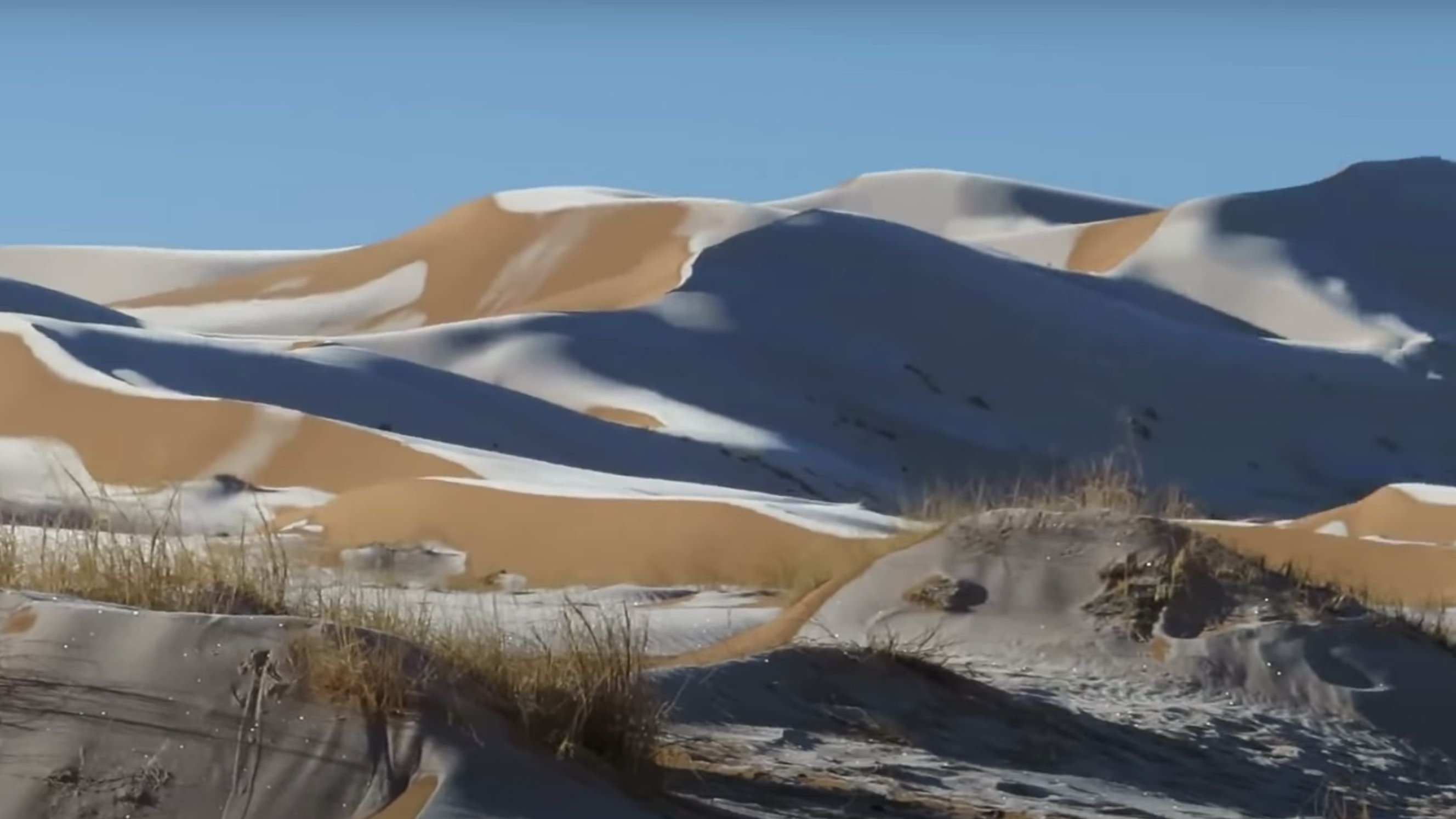 A paisagem do deserto em Ain Sefra ficou pintada de branco