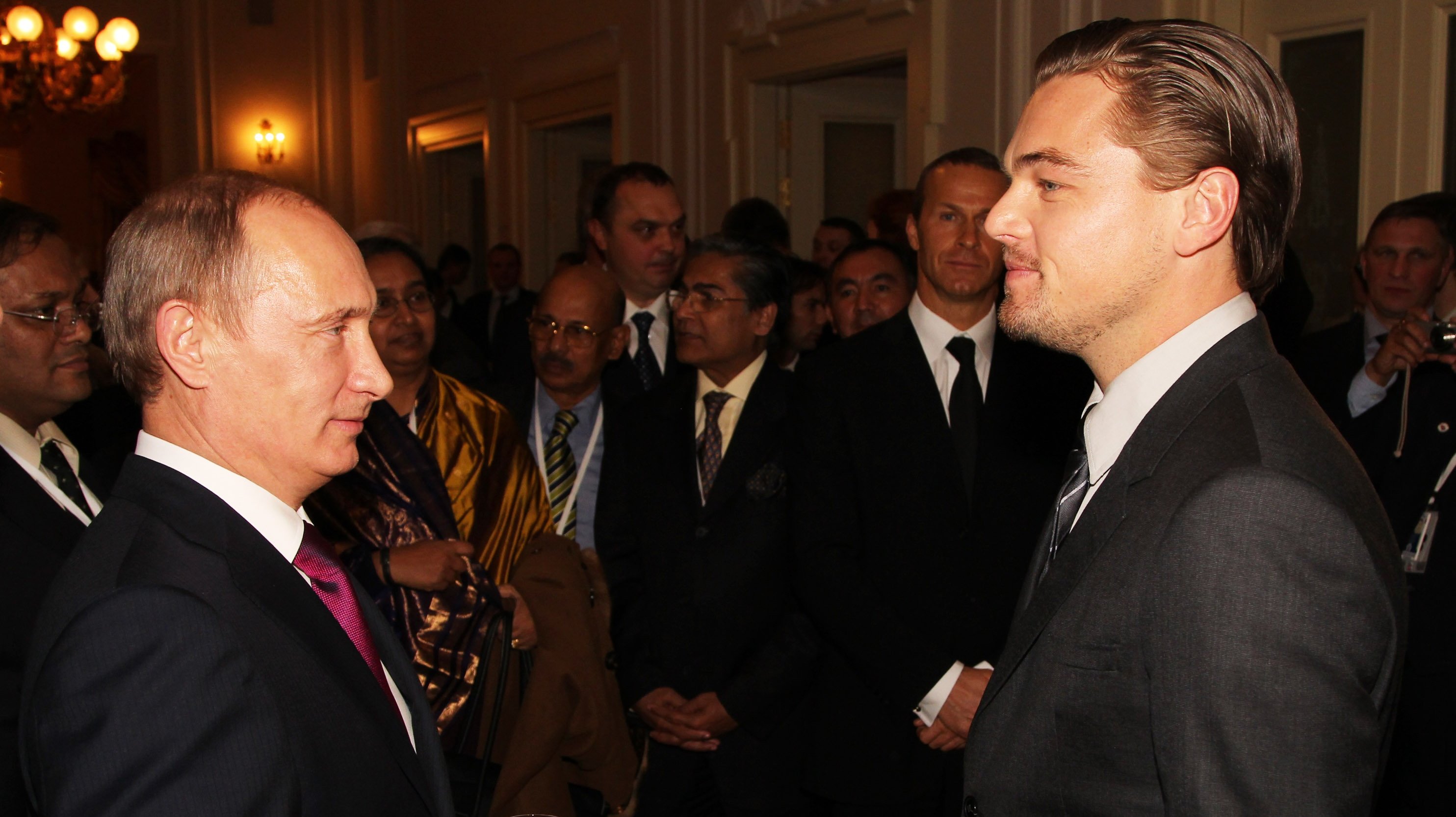 Leonardo DiCaprio com o então primeiro-ministro da Rússia, Vladimir Putin, durante uma conferência realizada em S: Petersburg, em 2010, dedicada ao Tigre Siberiano