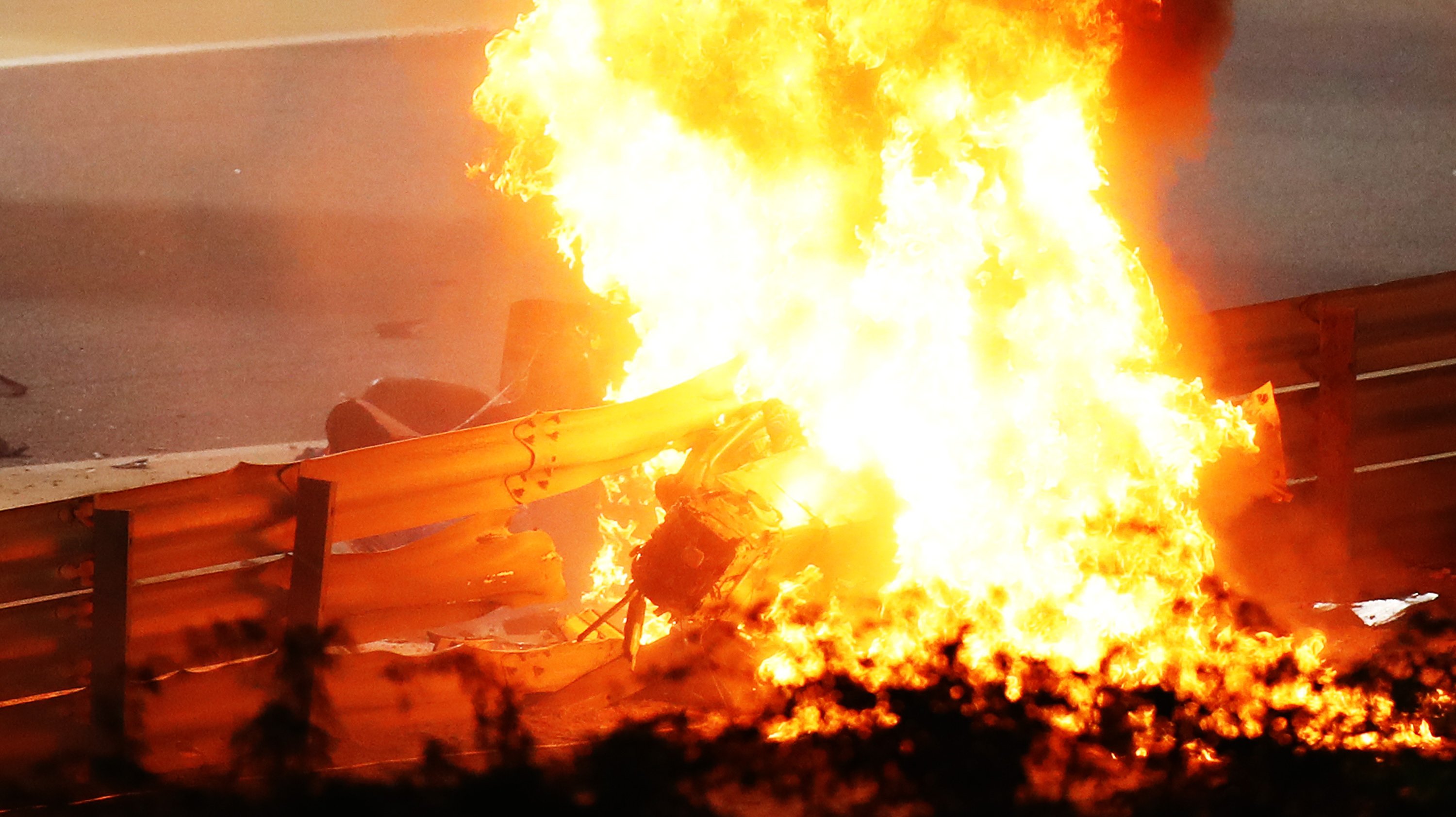 Monolugar de Romain Grosjean ficou partido ao meio e em chamas logo no arranque do Grande Prémio do Bahrein, com o francês a sair com mazelas ligeiras