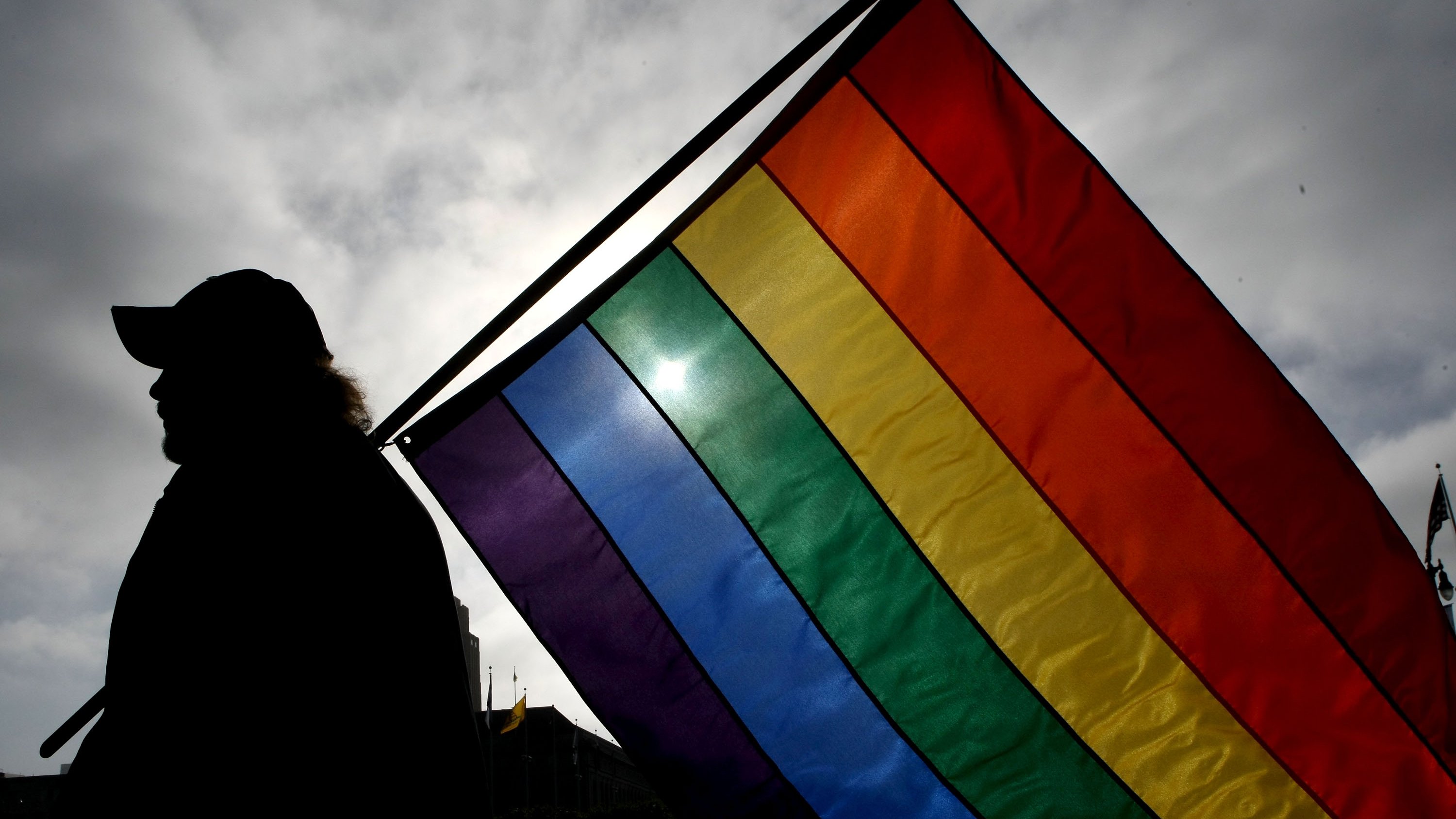Bandeira LGBT erguida