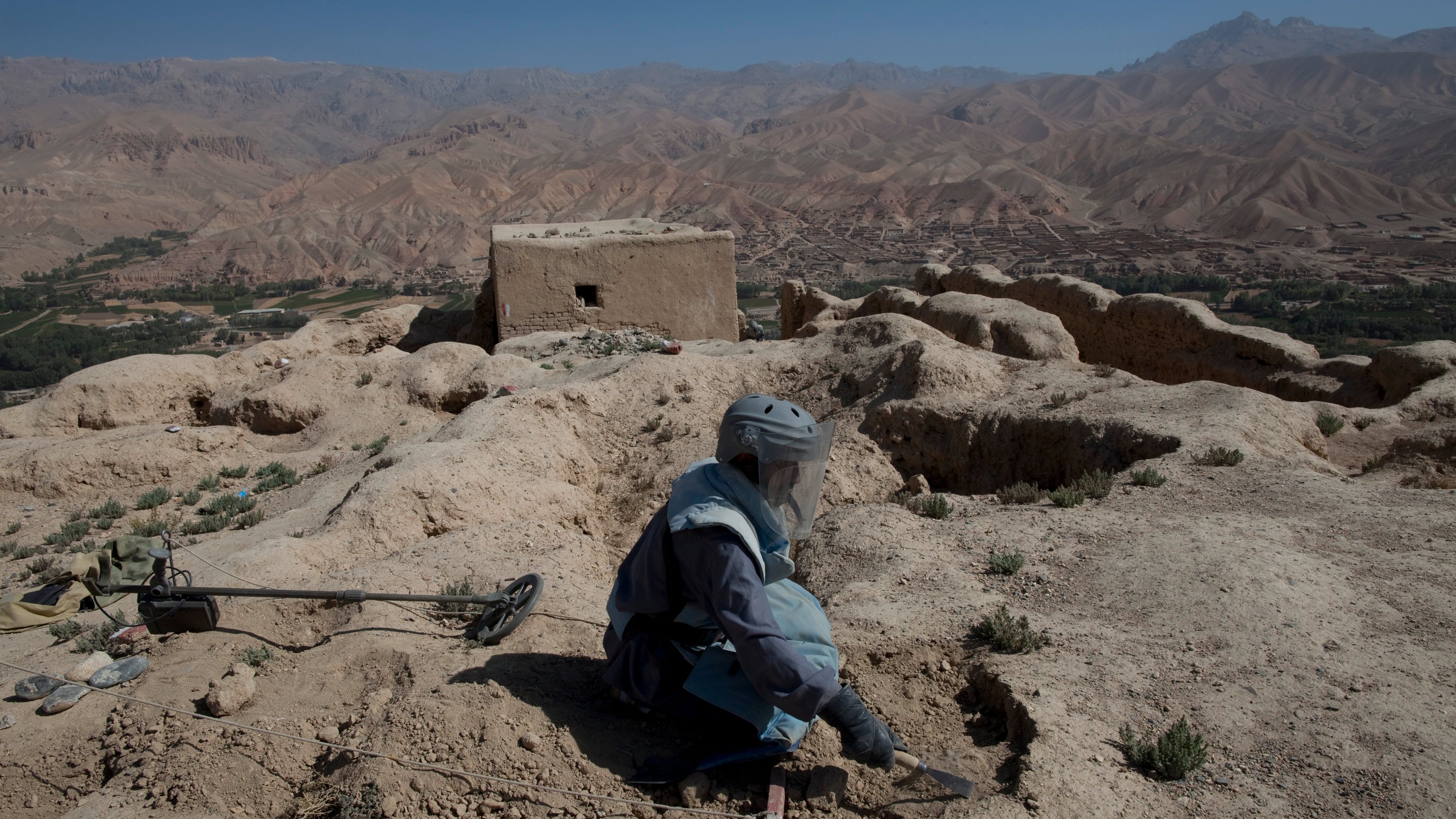 Um afegão limpa as minas perto de locais arqueológicos em Bamiyan, Afeganistão. 2 de setembro de 2009