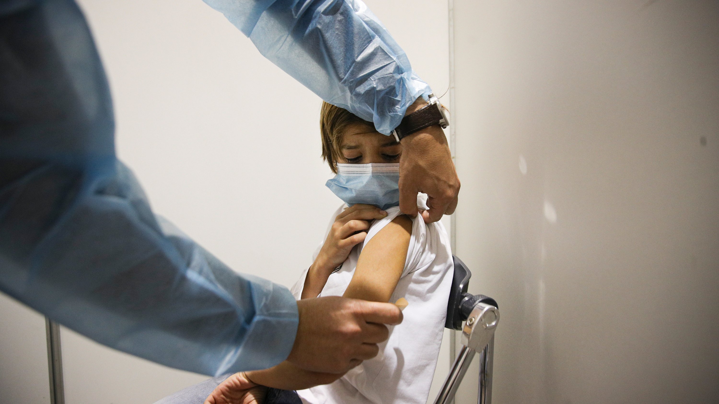 Crianças entre os 9 e 11 anos são vacinadas contra a covid-19