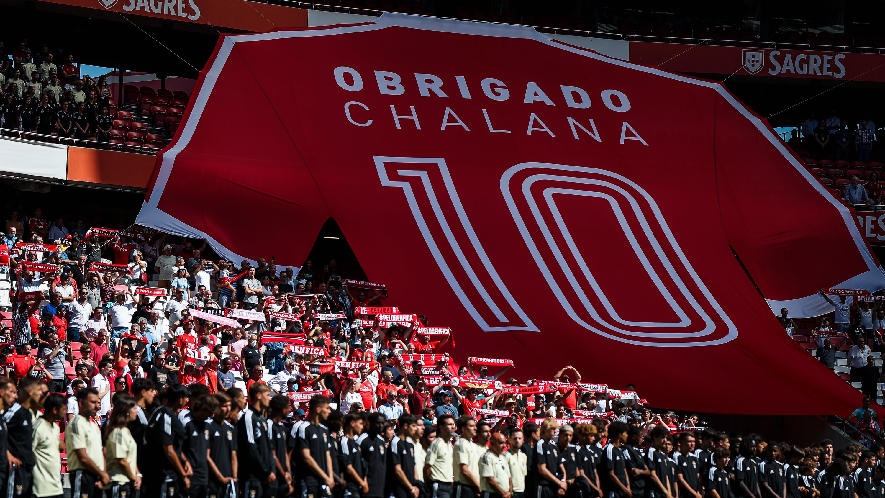 Cerimónias fúnebres de Fernando Chalana. O ex-jogador do SL Benfica, foi homenageado no relvado do estádio da Luz, pelos adeptos e por elementos do clube. Lisboa, 12 de Agosto de 2022. FILIPE AMORIM/OBSERVADOR