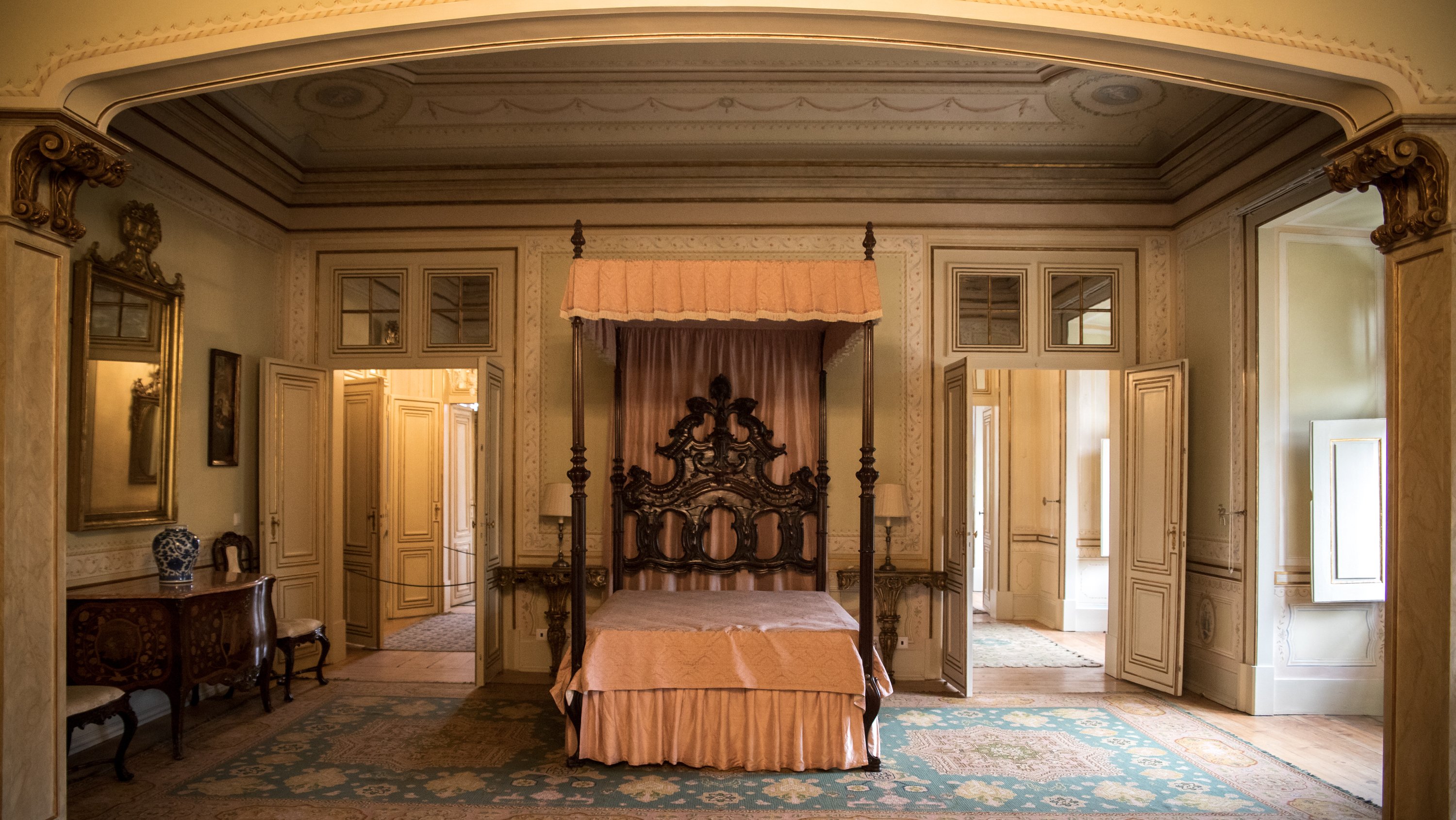 Durante a primeira vizita oficial da Rainha de Inglaterra, Isabel II, a Portugal, foi no Palácio Nacional de Queluz, que Sua Majestade, a Rainha, ficou a dormir. Imagens dos aposentos da Rainha. 31 de Maio de 2022 Palácio Nacional de Queluz TOMÁS SILVA/OBSERVADOR