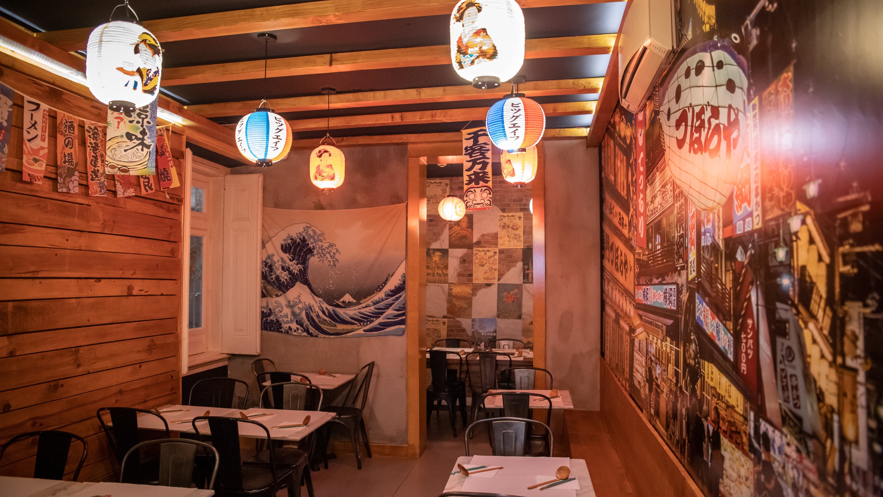 Novo restaurante Japonês - Kapitan Ramen Bistro - na Avenida da Liberdade em Lisboa. Com muitas referências visuais ao japão, desde cartazes, autocolantes, etc... a expecialidade da casa é o Raman. 5 de Abril de 2022 Avenida da Liberdade, Lisboa TOMÁS SILVA/OBSERVADOR