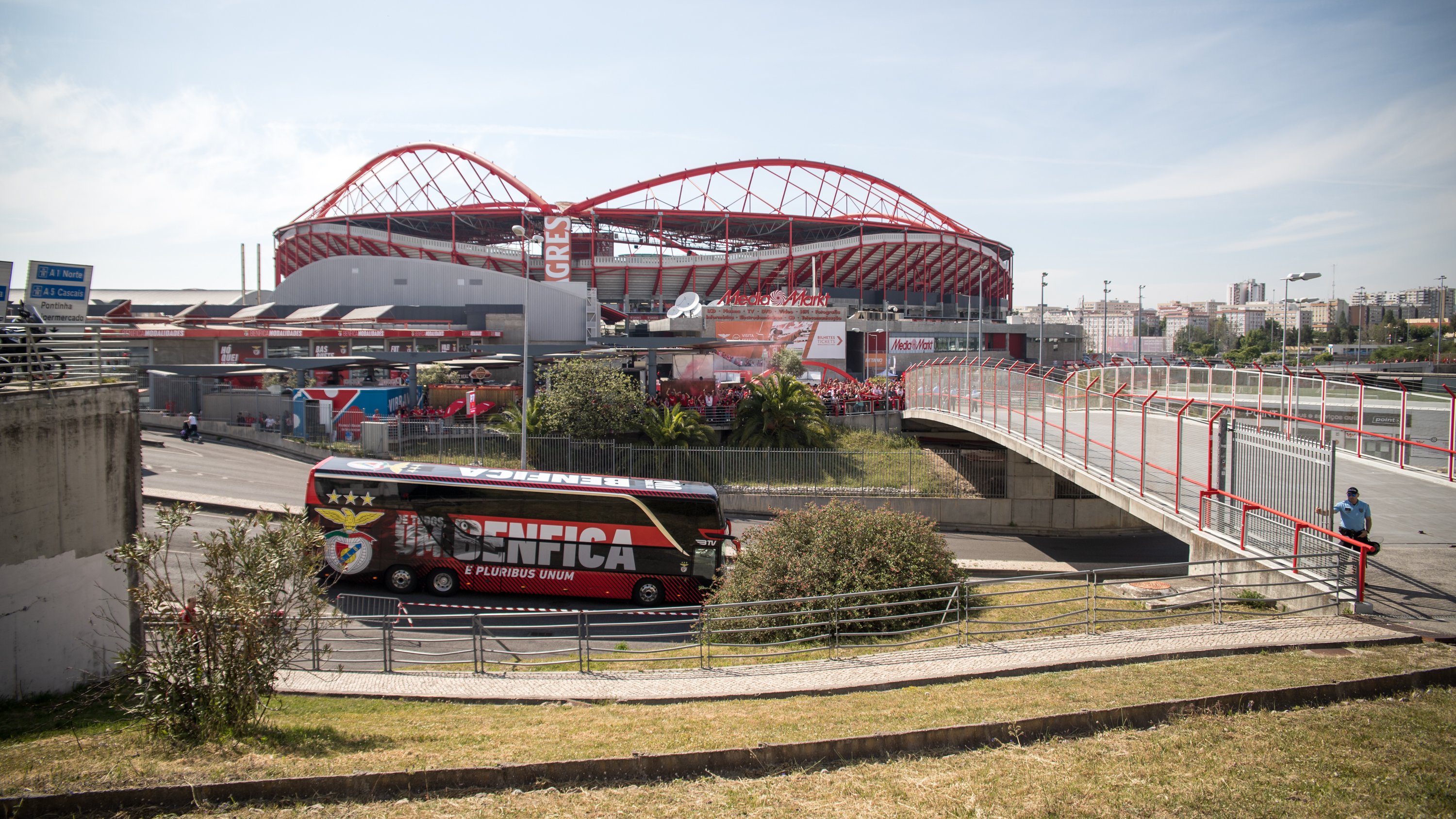Chegada dos adeptos do Benfica ao estádio da Luz, antes do jogo entre o Sport Lisboa e Benfica e o Futebol Clube de Porto, a contar para a 33ª jornada da Primeira Liga 2021/22. Lisboa, 07 de Maio de 2022. TOMÁS SILVA/OBSERVADOR