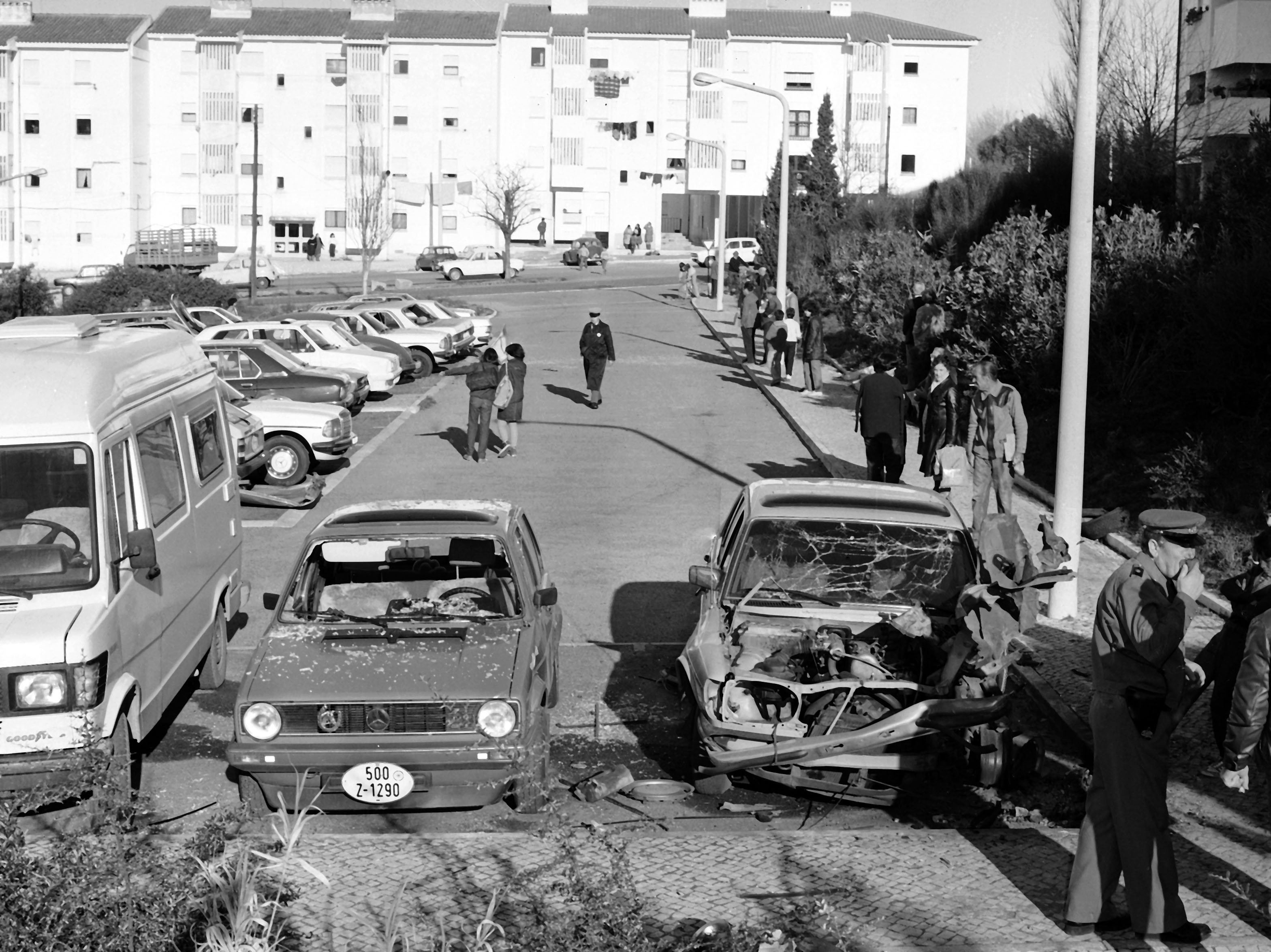 Vários carros estacionados, destruídos por uma bomba colocada pelas FP 25 (Forças Populares 25 de Abril). Beja, 1 de fevereiro de 1985. Lusa