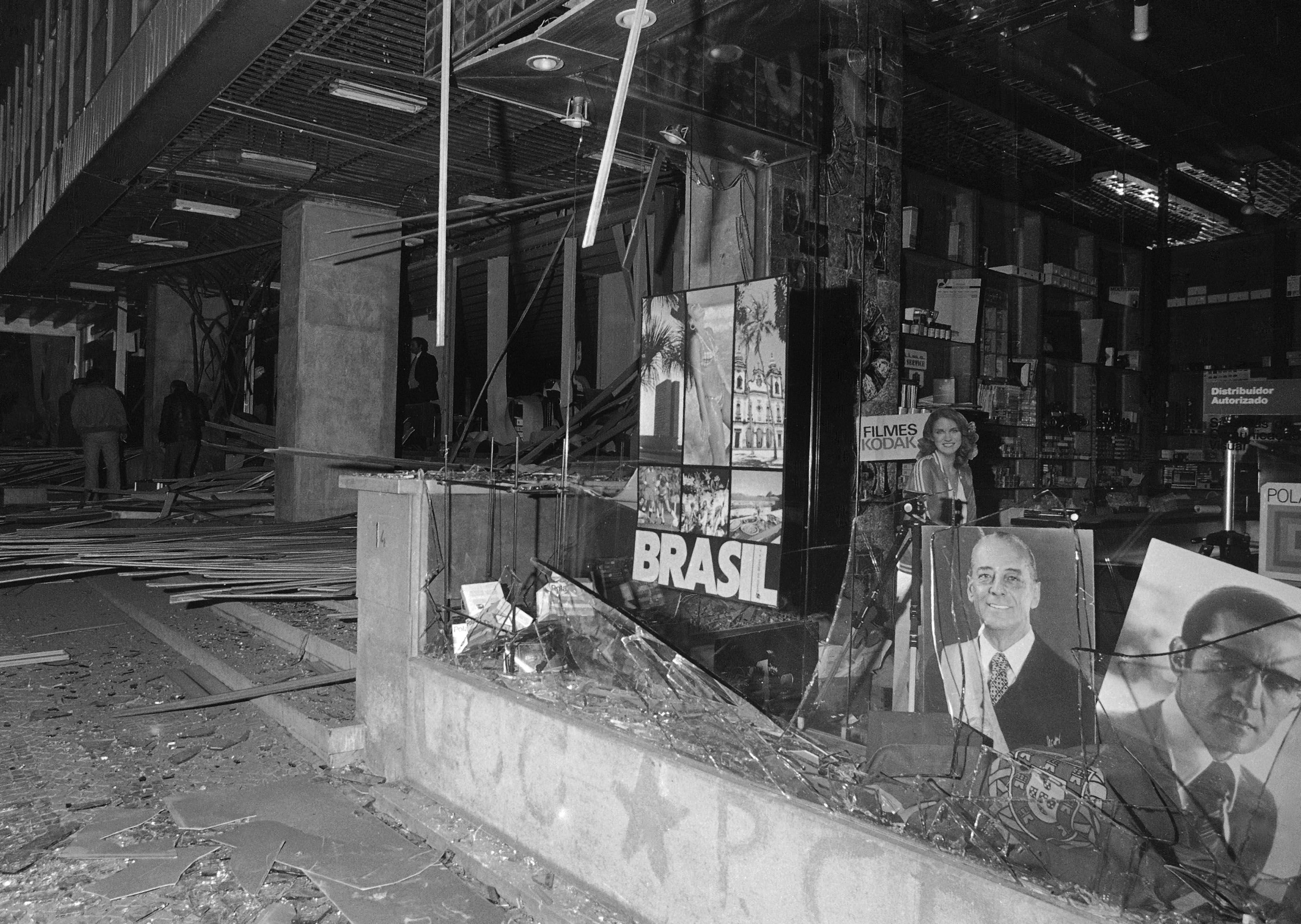 Estado em que ficou o Banco do Brasil após a explosão de uma bomba num ataque perpetrado por FP 25 de Abril em Lisboa, em 03 de fevereiro de 1981. Uma pessoa ficou ferida no atentado. Manuel Moura / Lusa
