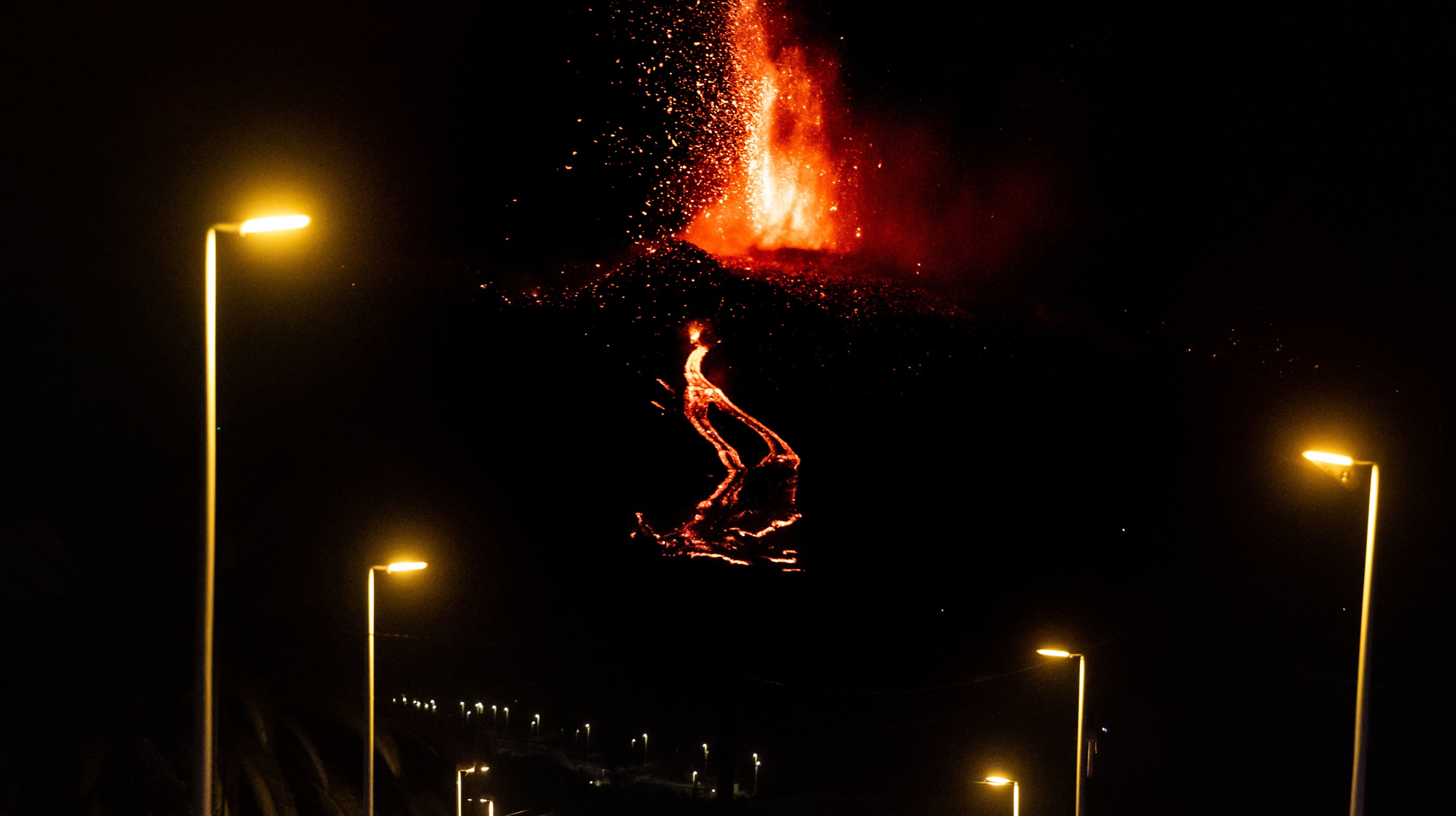 Um monstro de lava. Imagens do vulcão que parou La Palma – Observador