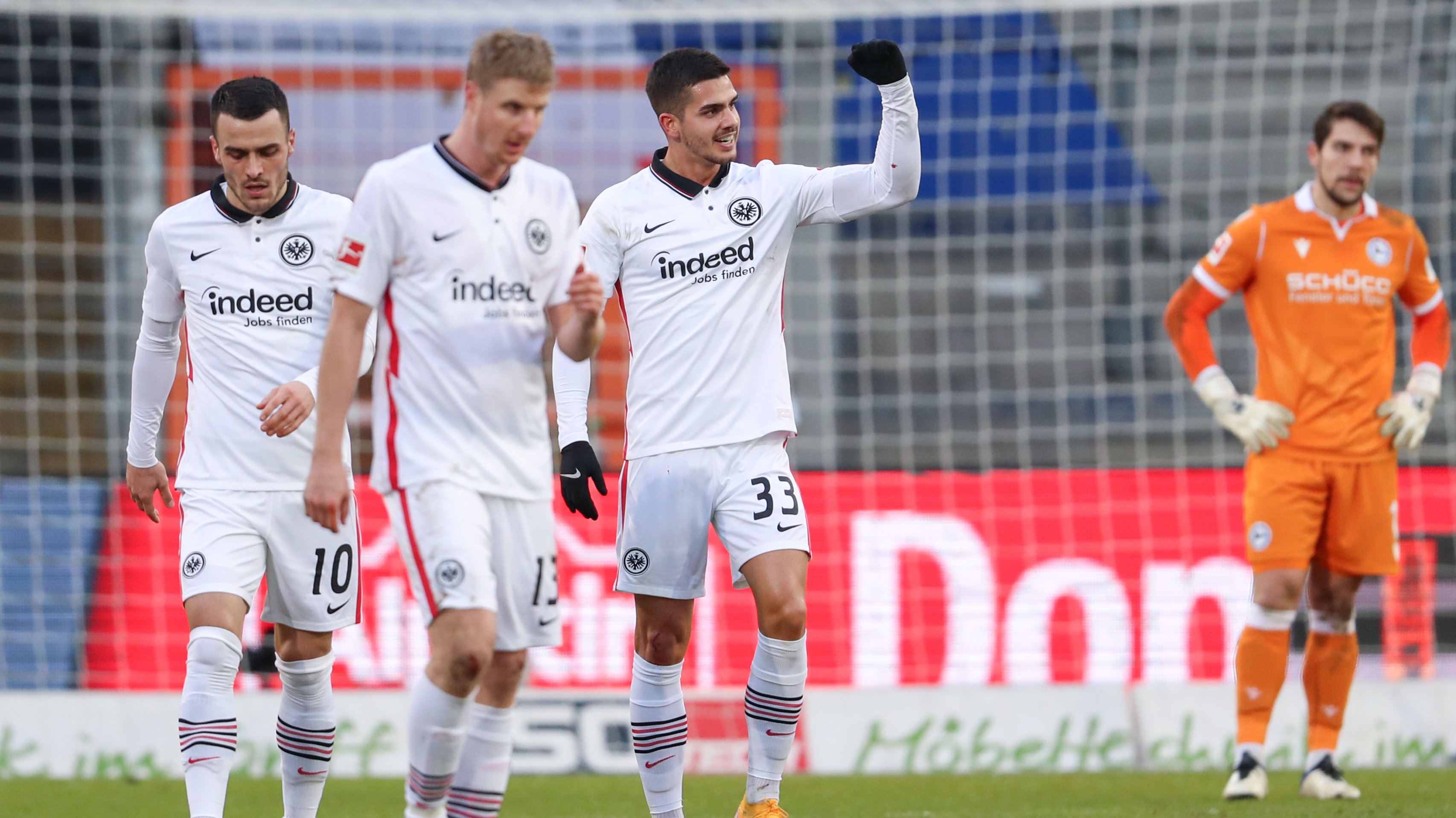 André Silva começou a segunda volta a bisar em oito minutos na goleada do Eintracht: em 17 jogos até ao momento, português marcou 14 golos