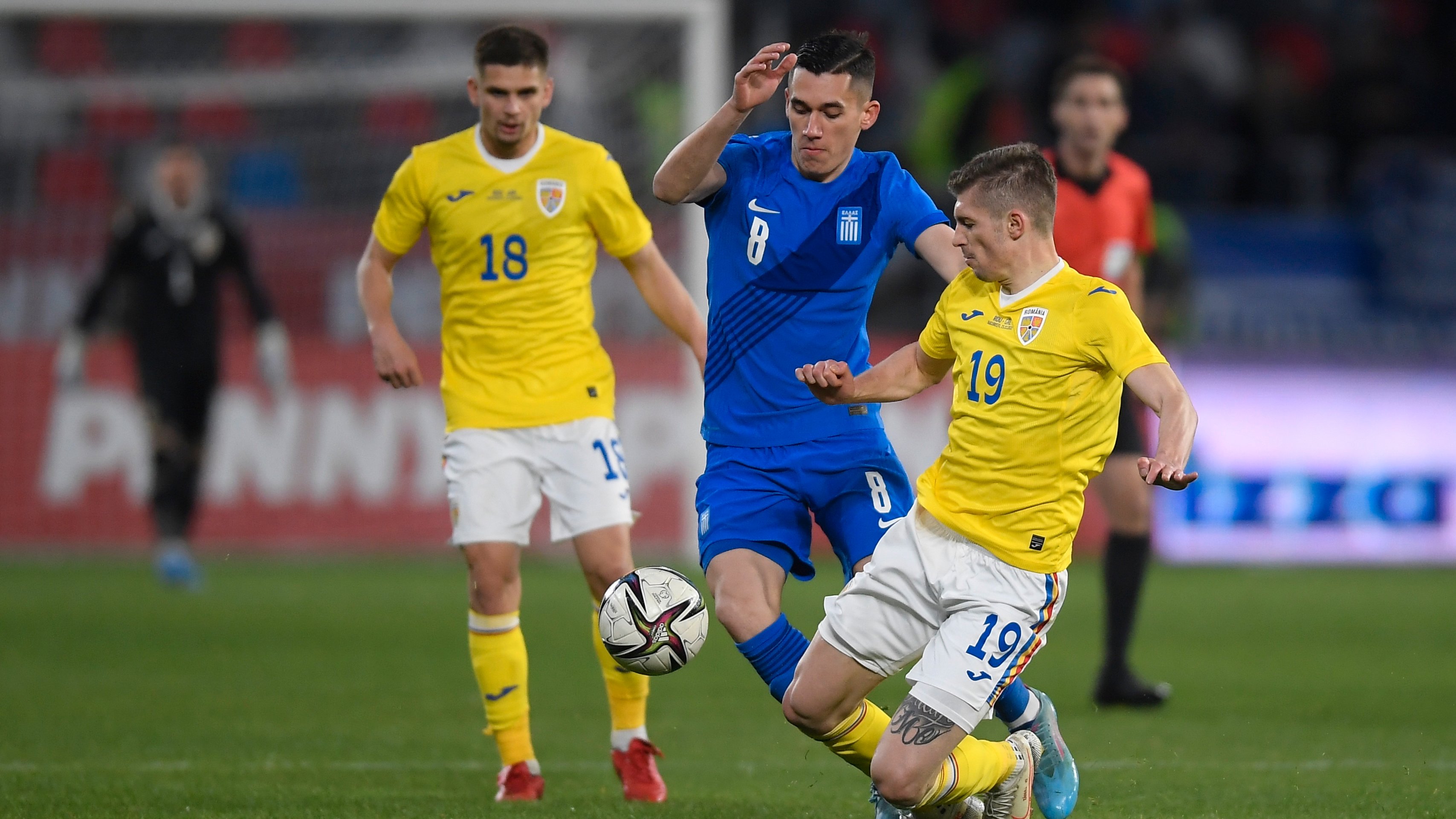 Sporting resigns as a striker with Jovane but tests two midfielders.  The Greek Alexandropoulos is one of them and is close