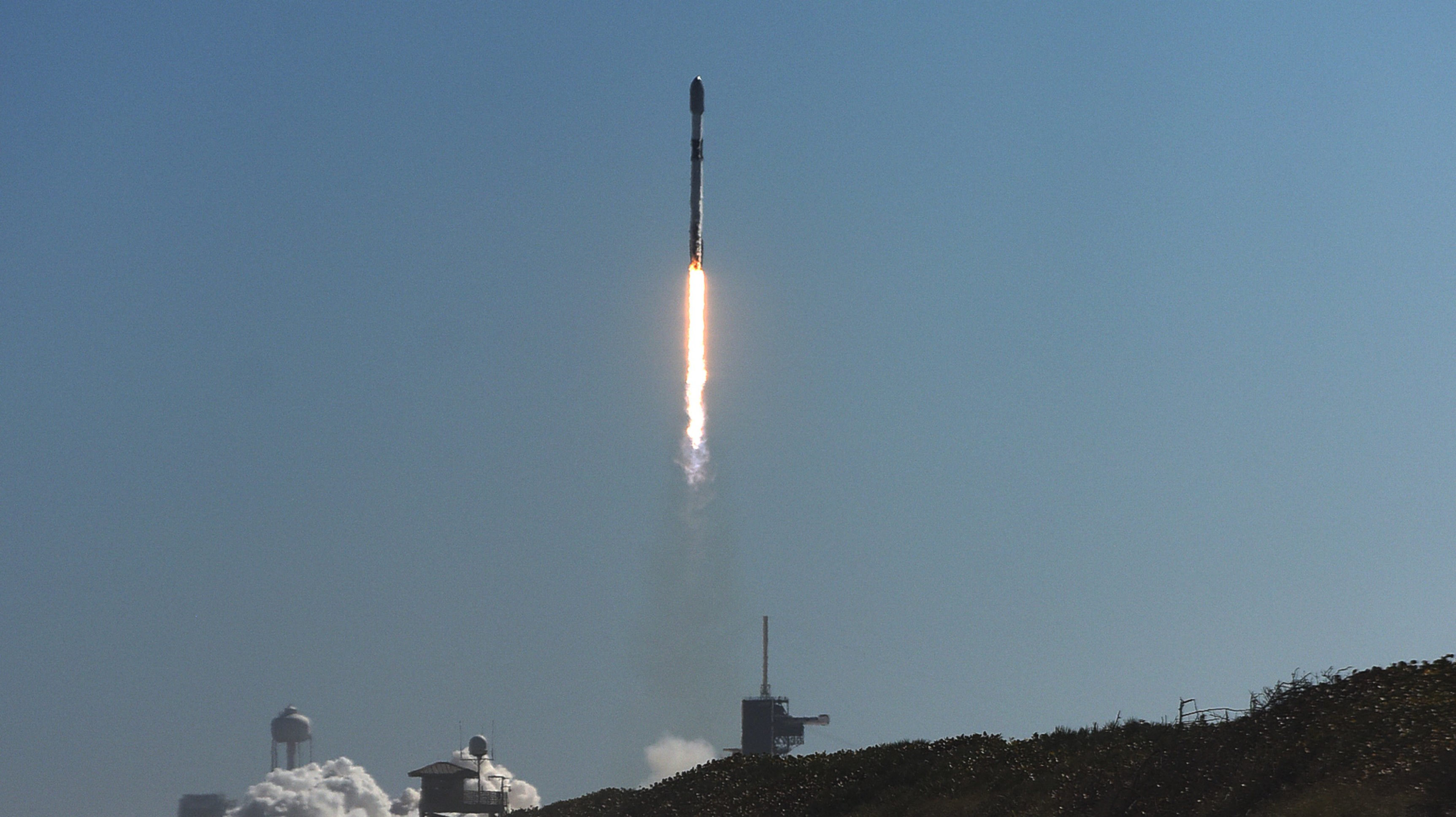 Um dos fogetões que levam os satélites da SpaceX para fora da atmosfera