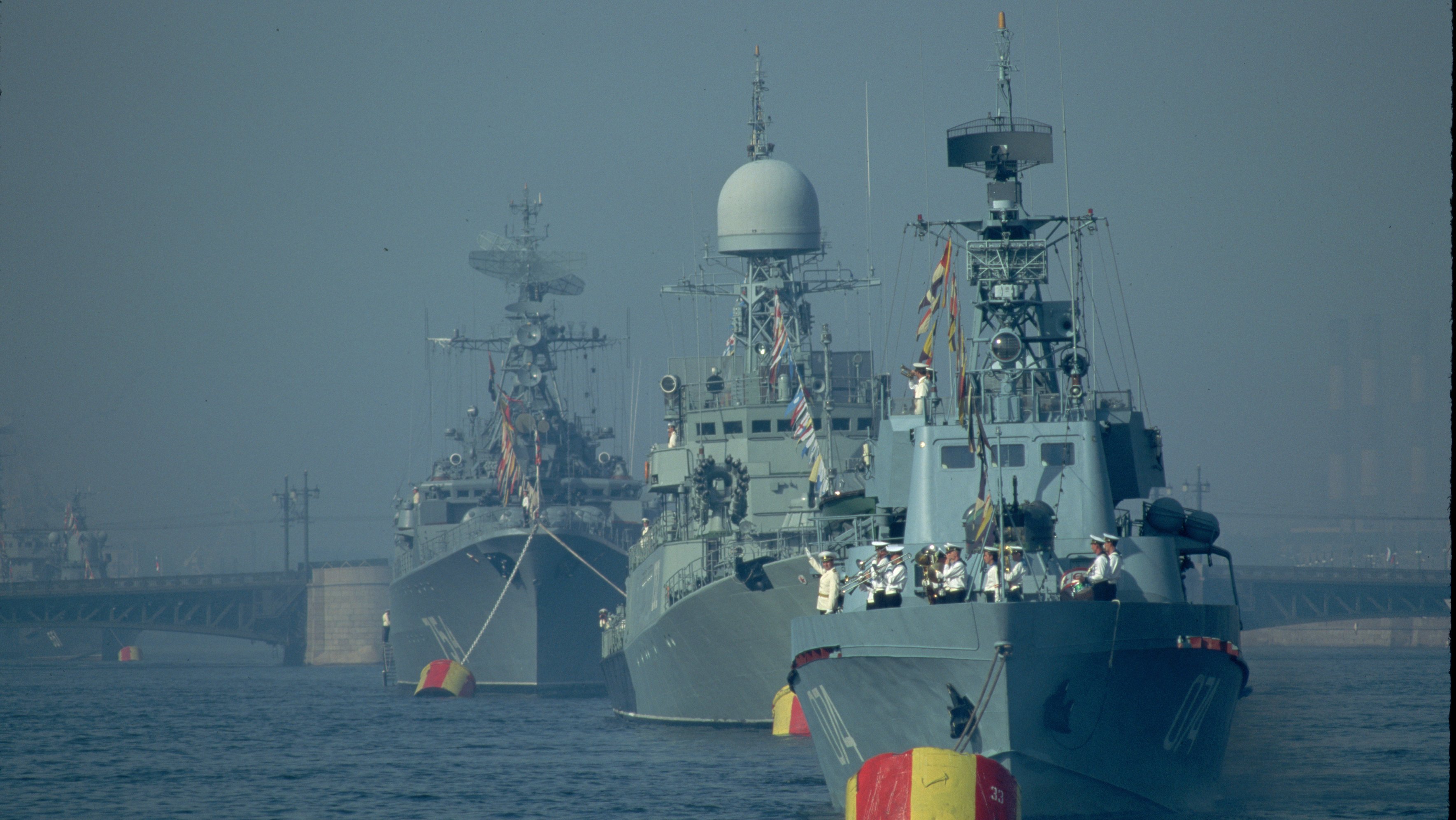 Navios de guerra russos perto de São Petersburgo