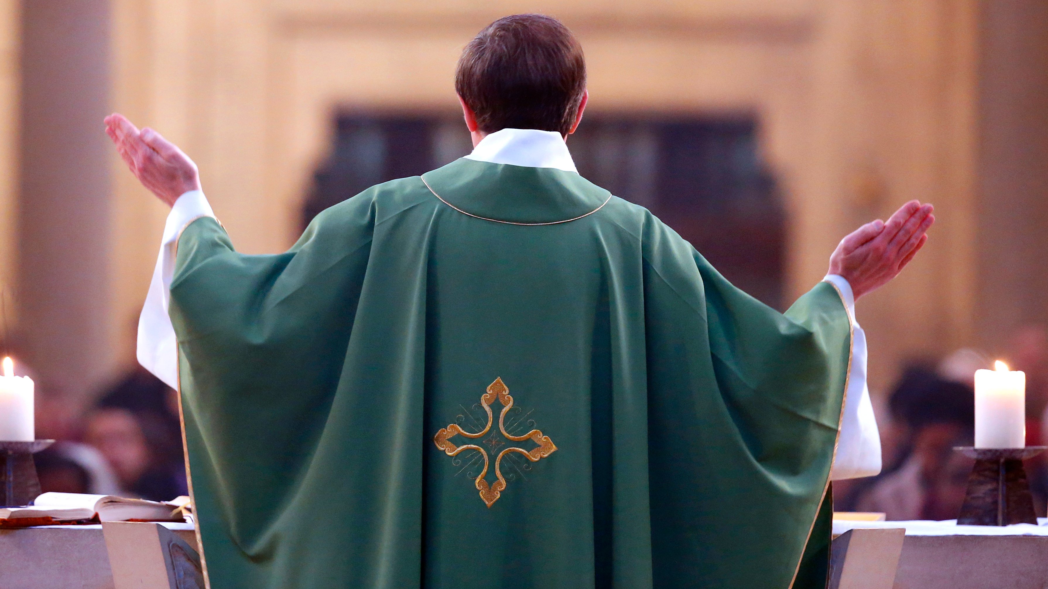 Uma padre celebra a missa na Basília da Catedral de Notre-Dame