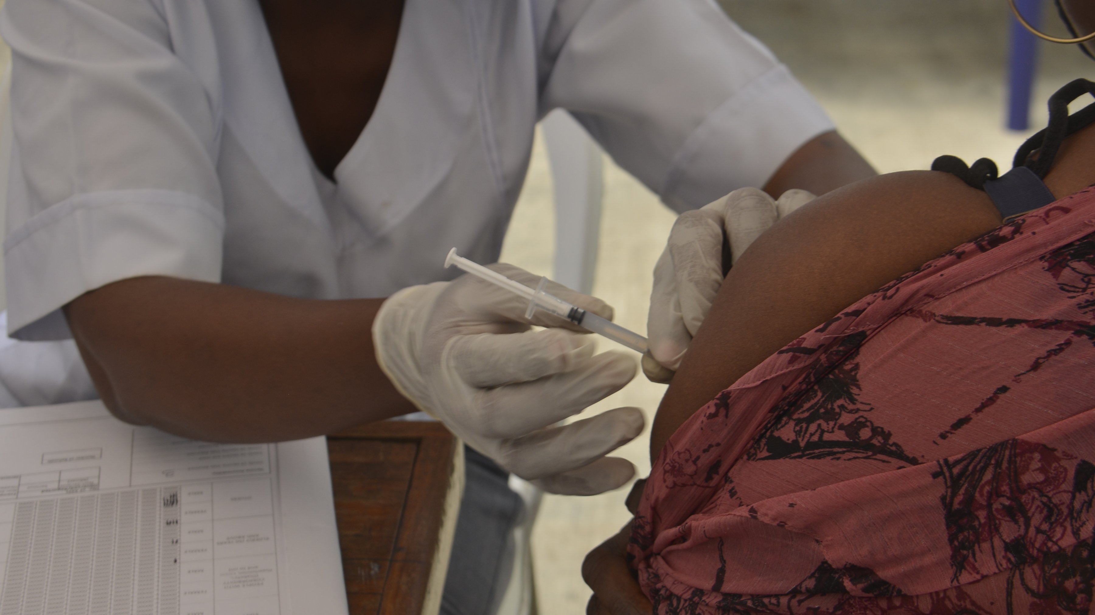 Administração de uma dose de vacina contra a Covid-19 na Nigéria