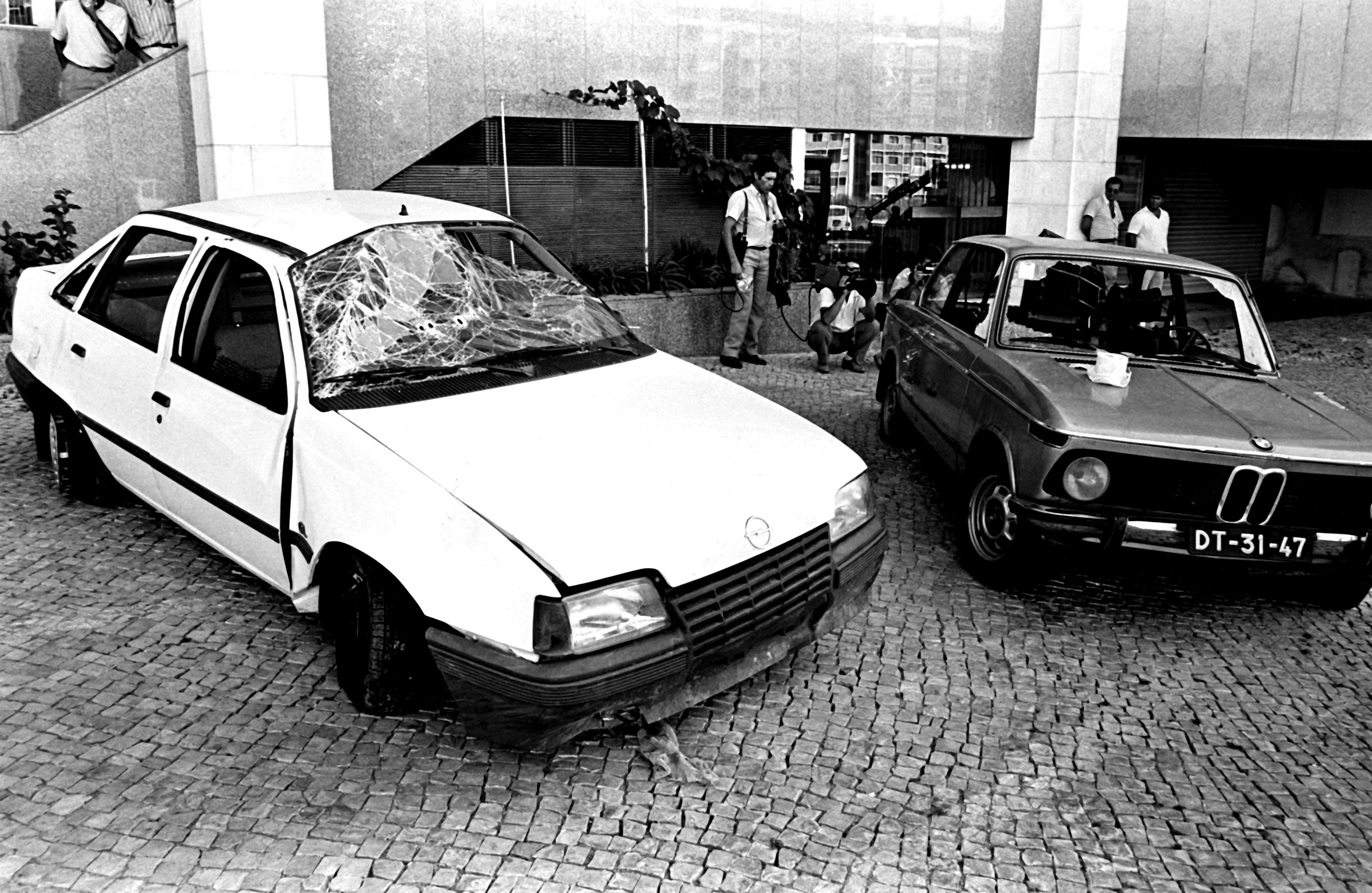 O carro da Polícia Judiciária e o carro dos alegados membros das FP-25, evadidos de uma penitenciária de Lisboa desde 1985 e ontem capturados, depois de um intenso tiroteio onde acabou por morrer um agente da PJ. Lisboa, 18 de agosto de 1987 Guilherme Venâncio / LUsa