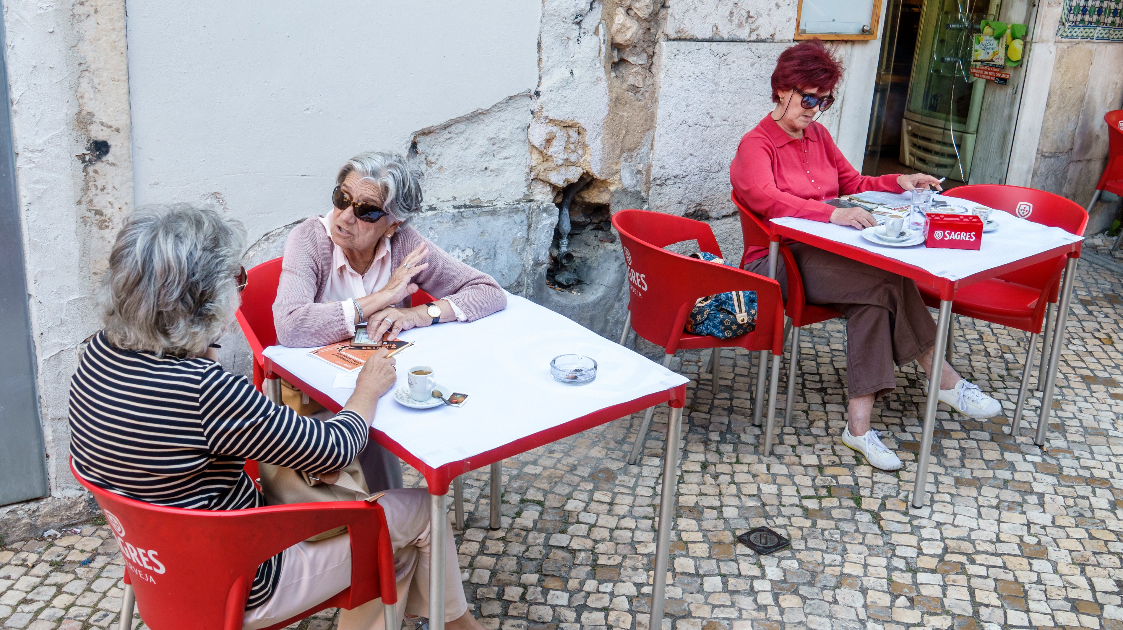 Portugal, Lisbon, Lapa, Estrela, Leitaria Saudade, sidewalk cafŽ
