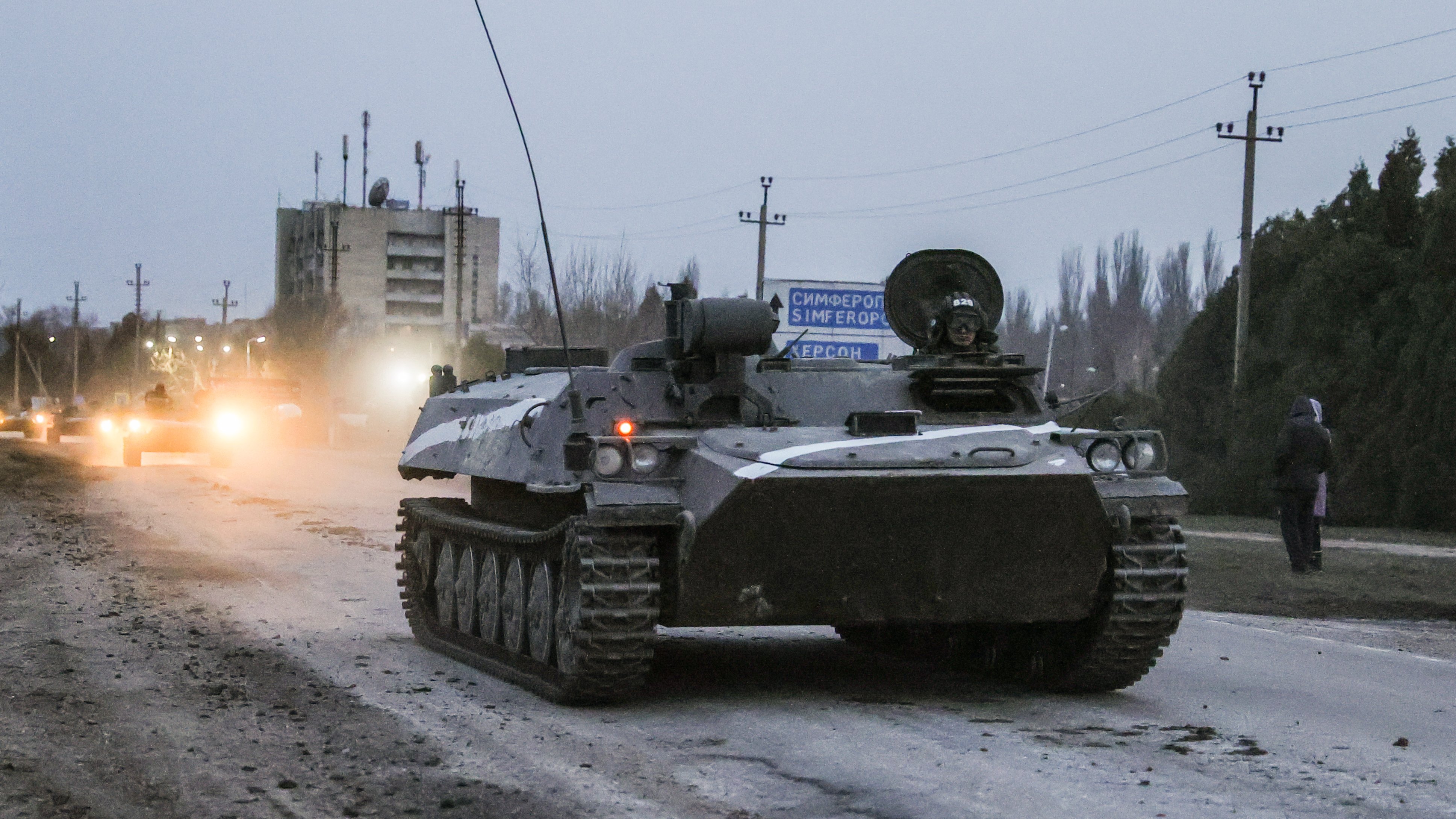 Coluna militar aproxima-se do checkpoint Perekop, na fronteira da Ucrânia