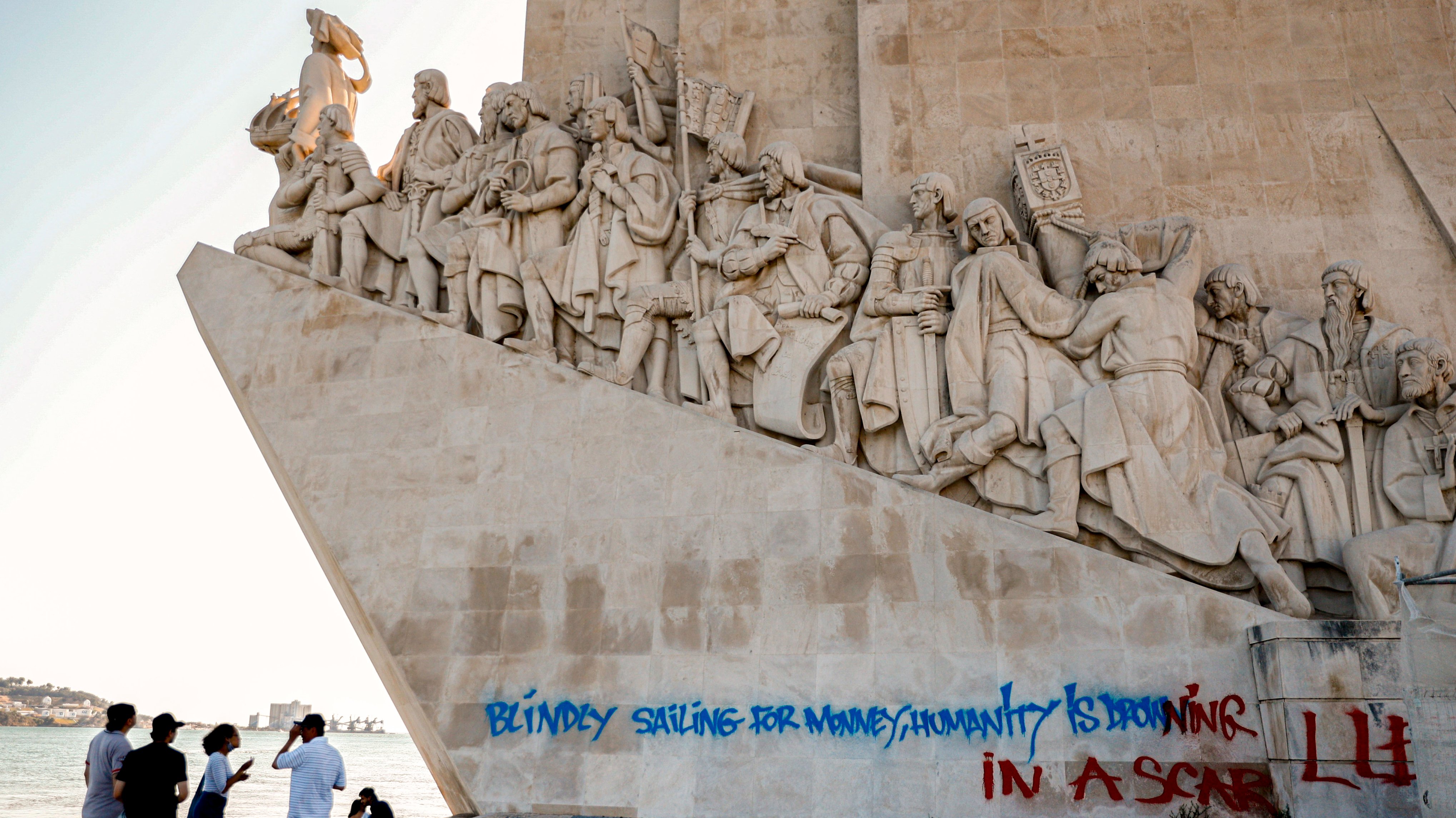 Padrão dos Descobrimentos, em Lisboa, vandalizado com mensagem em inglês –  Observador