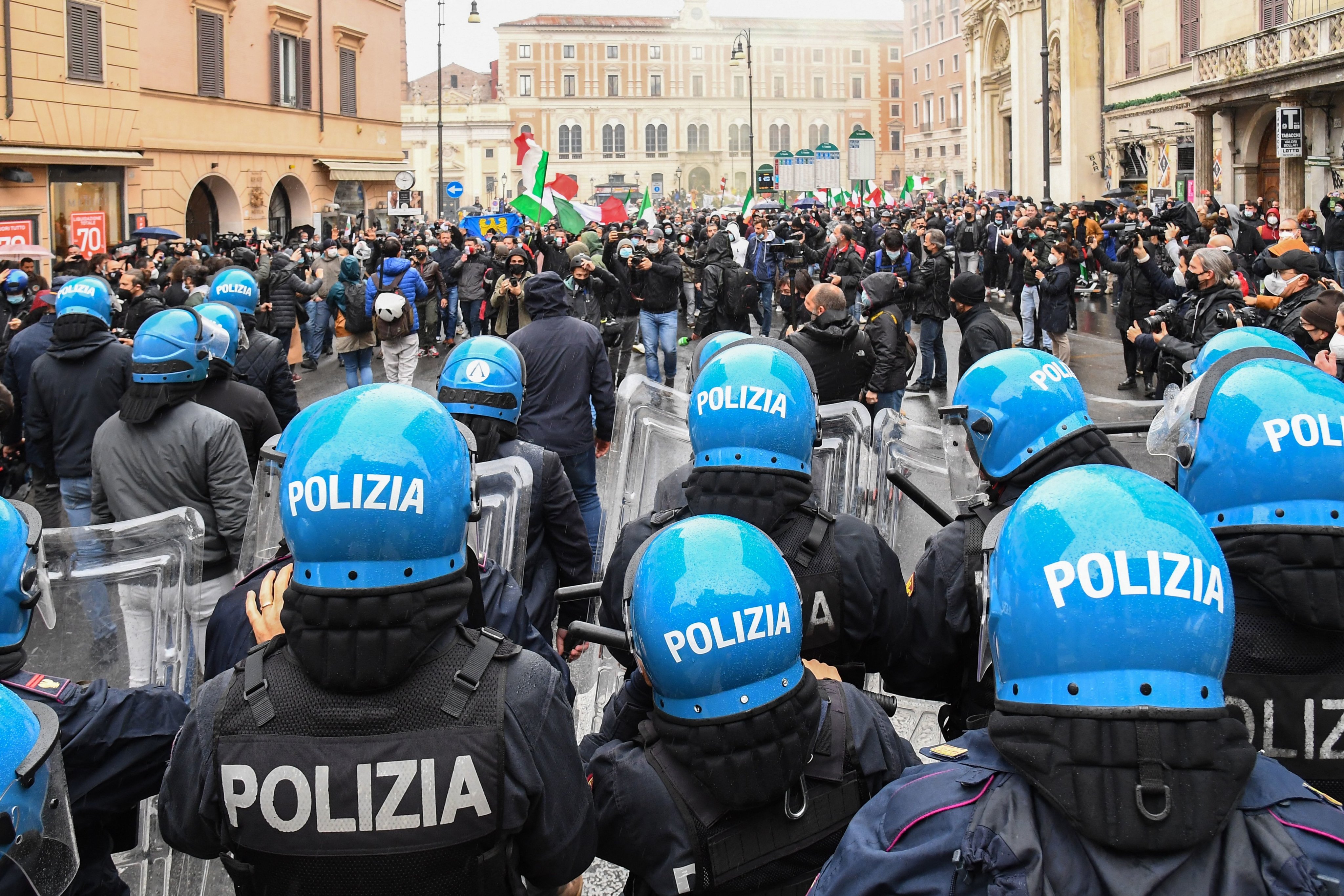TOPSHOT-ITALY-HEALTH-VIRUS-ECONOMY-PROTEST