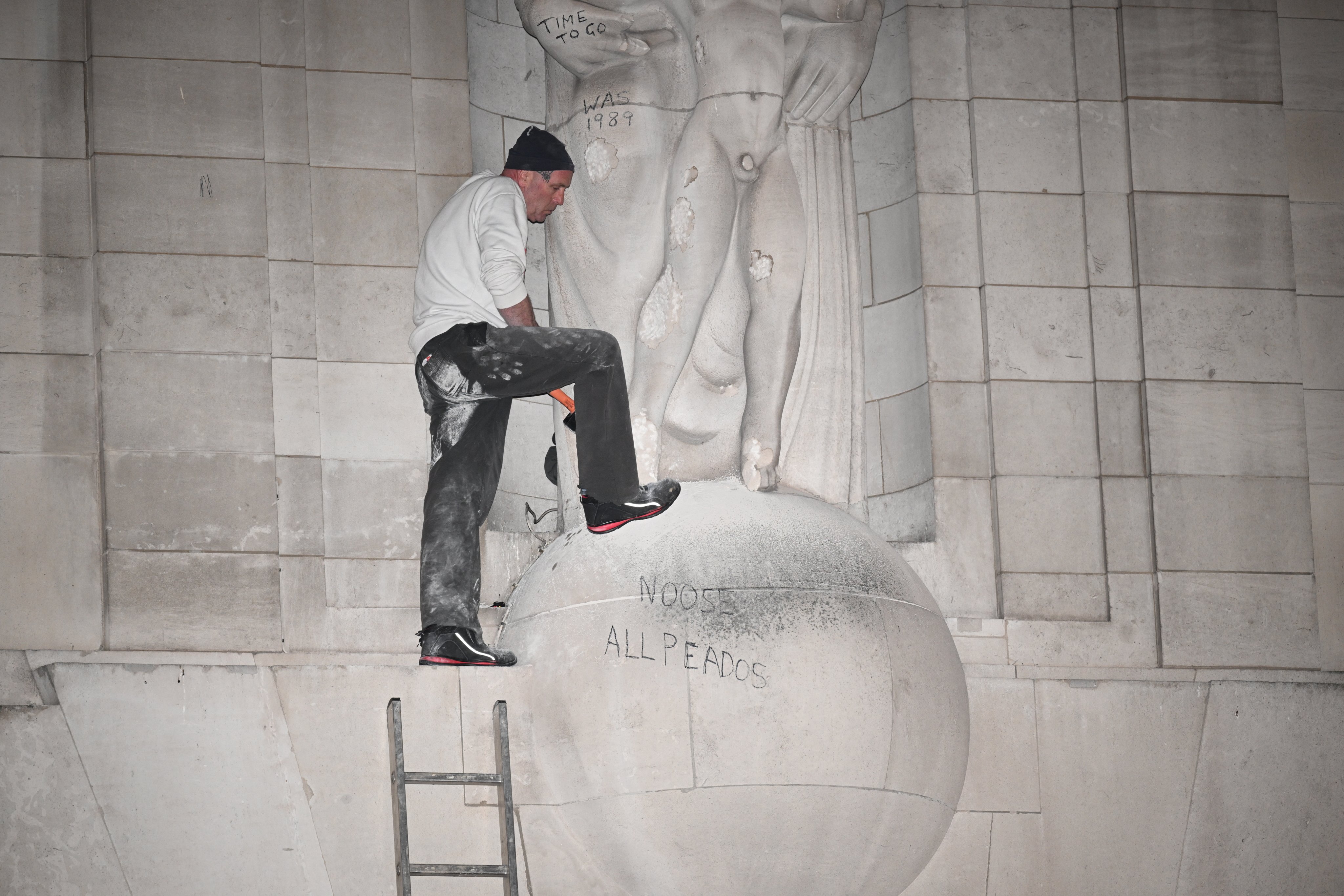 Homem danifica estátua na sede da BBC criada pelo artista, e pedófilo, Eric Gill