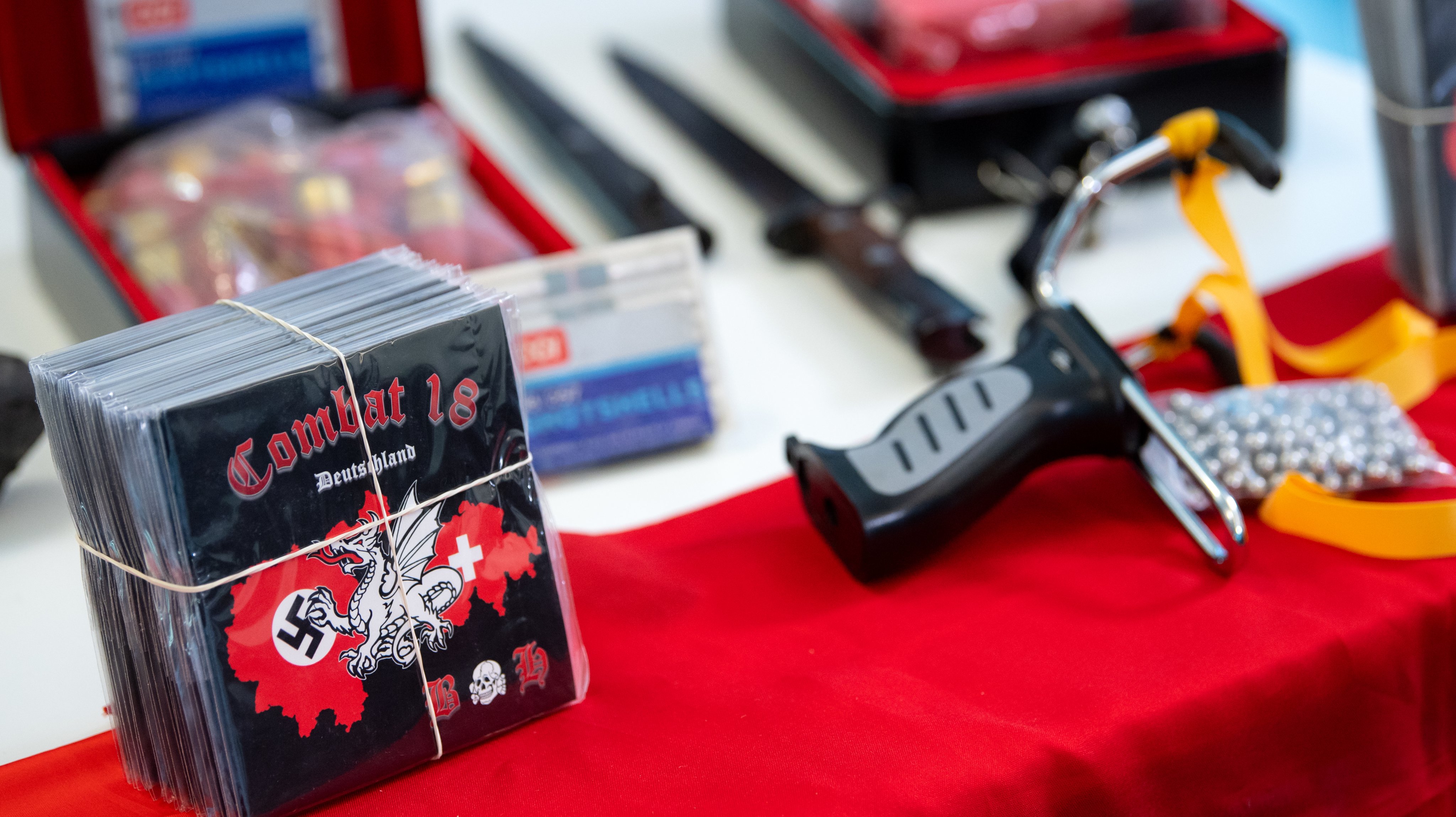Armas, munições e CDs confiscados a membros de grupos de extrema-direita na Alemanha