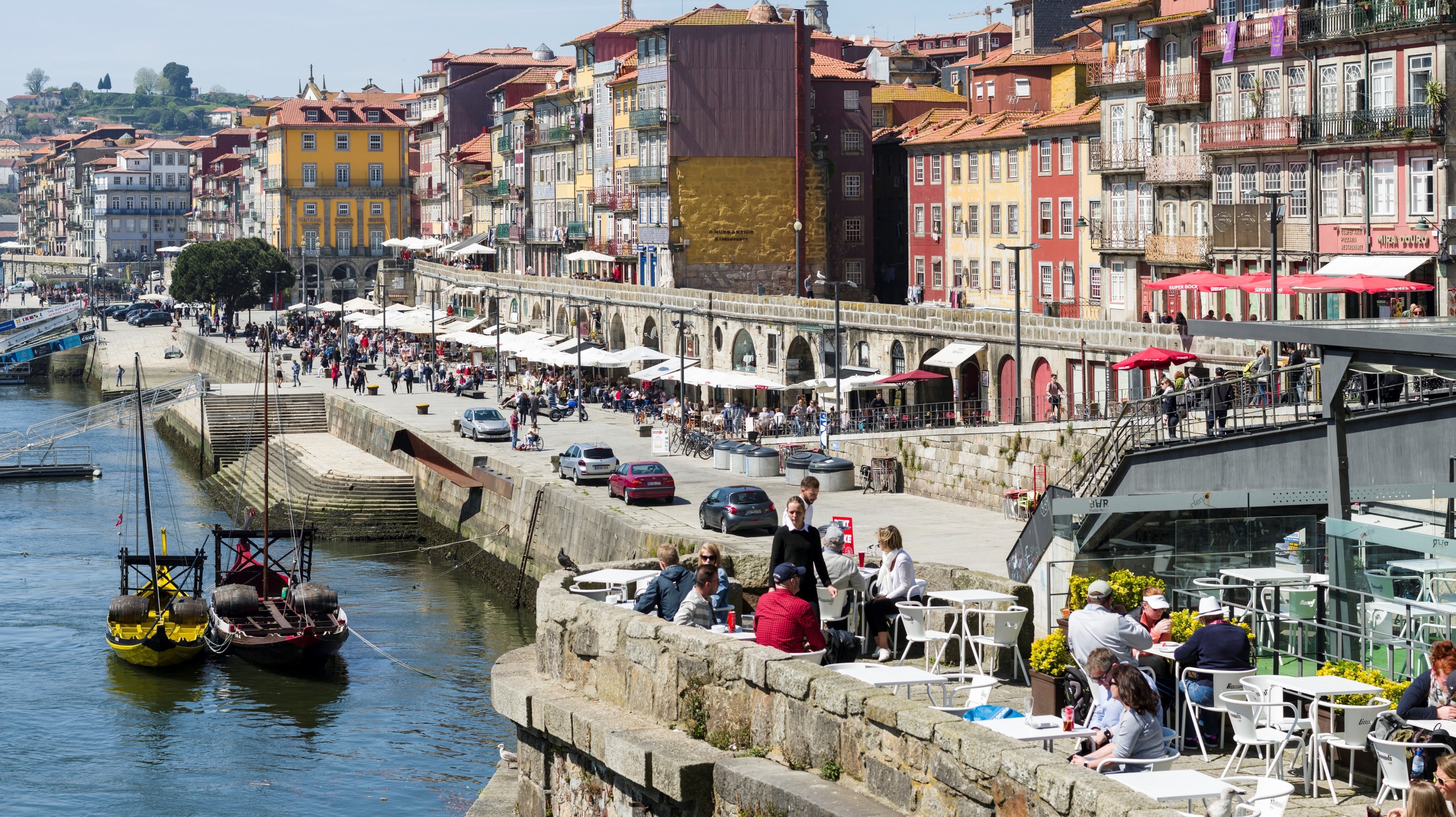 The quarter Ribeira at the old harbour in the old town with the iconic row of houses