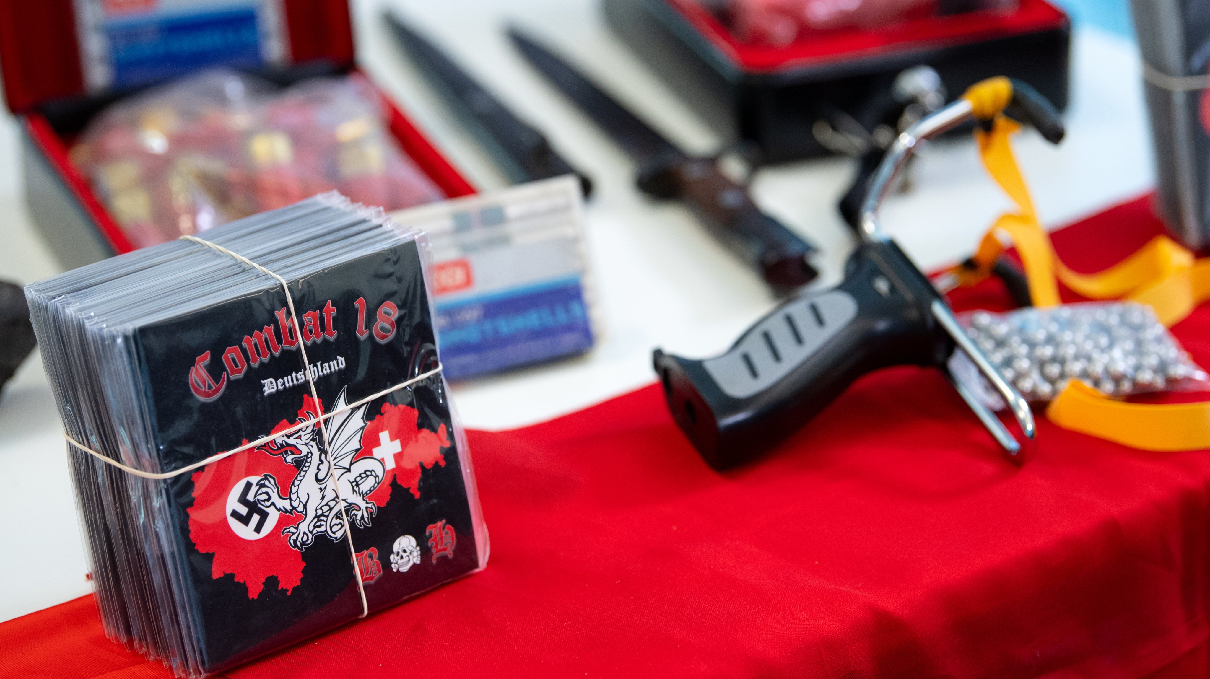 Armas, munições e CDs confiscados a membros de grupos de extrema-direita na Alemanha