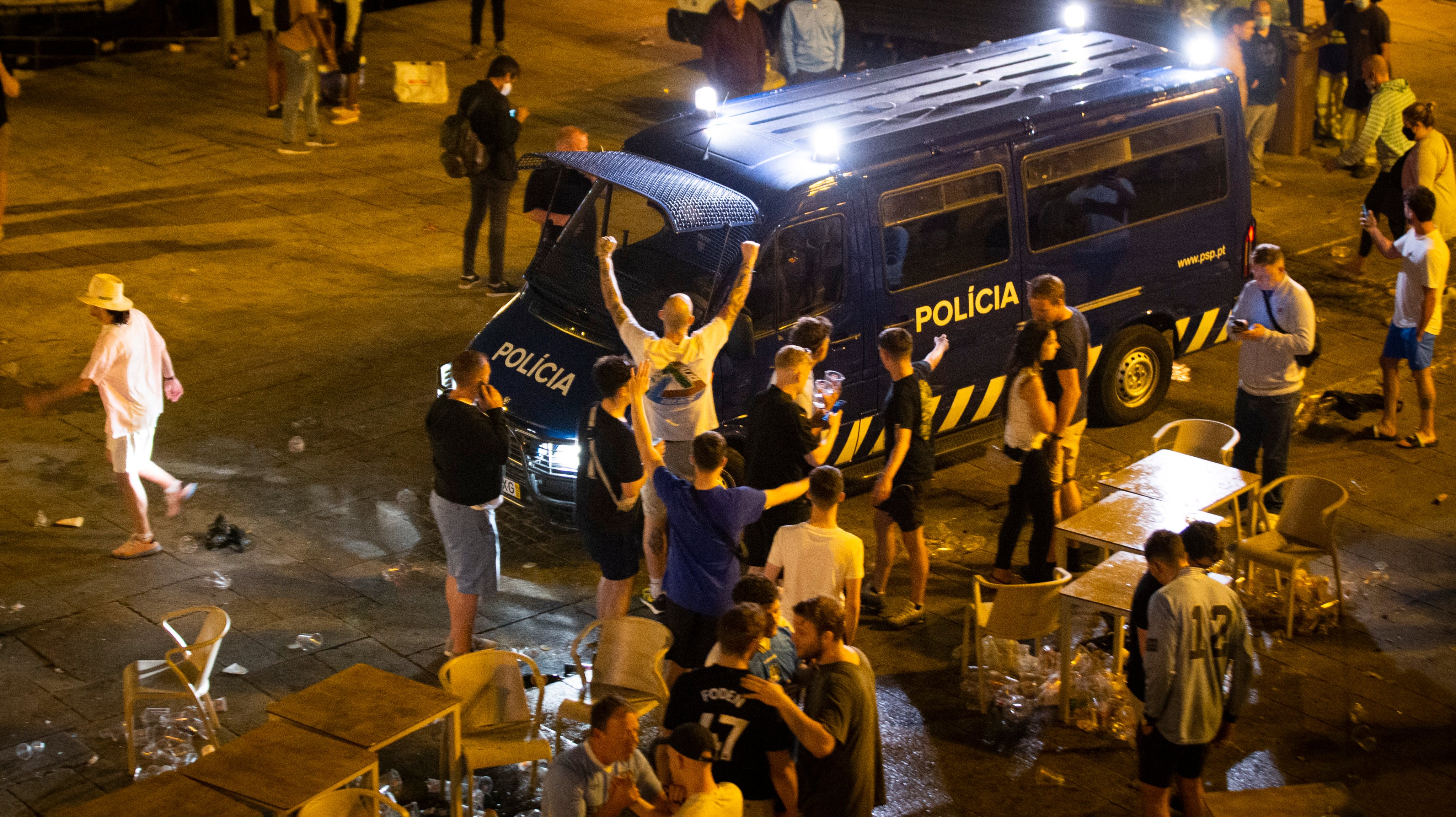 Adeptos ingleses na Ribeira do Porto. PSP interveio mas não foram feitas detenções